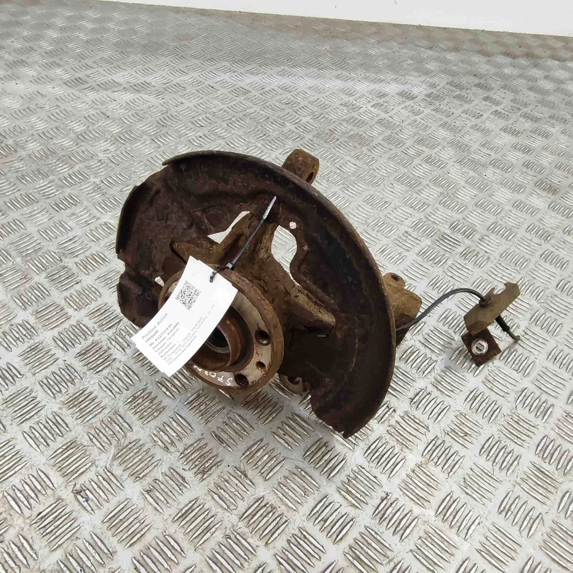 Volvo V70 Front Right Wheel Hub Front Right Wheel Hub — VOLVO V70 (III BW) (200...