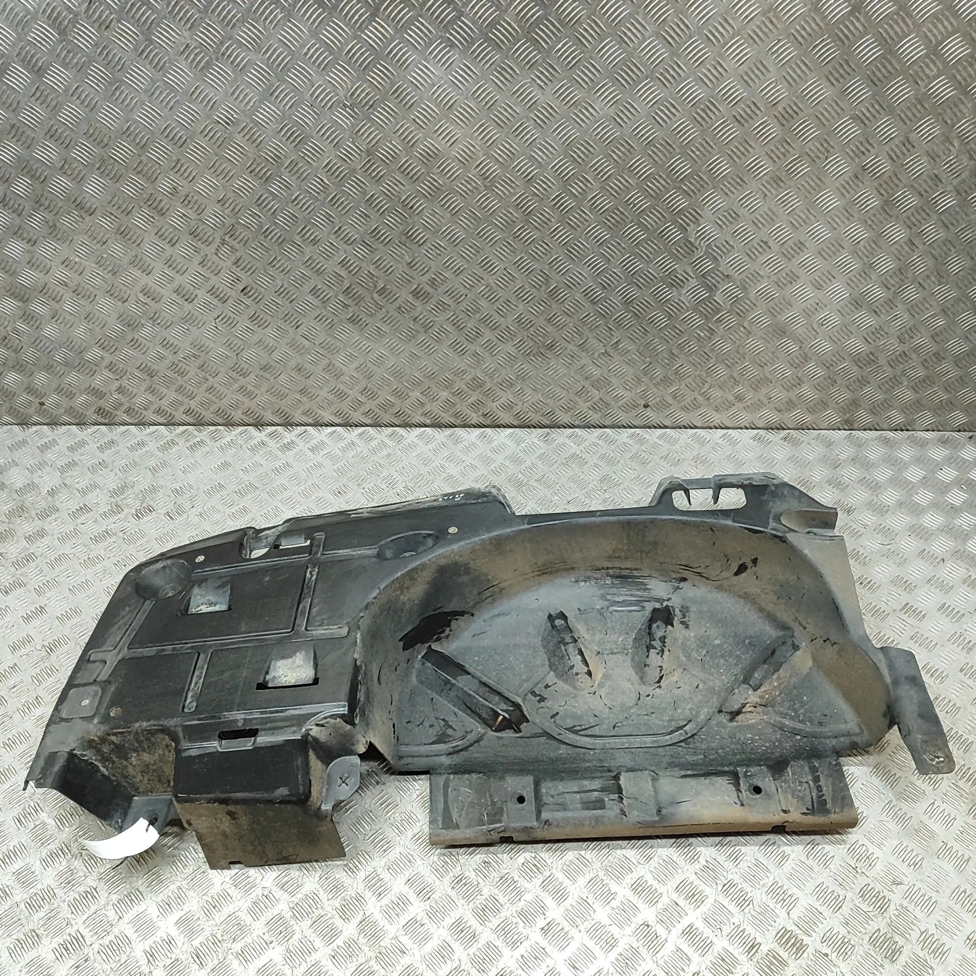 Volkswagen Transporter (T6, Caravelle, Multivan) Rear Middle Underbody Cover Rear Middle Underbody Cover — VW TRANSPORTER (V...