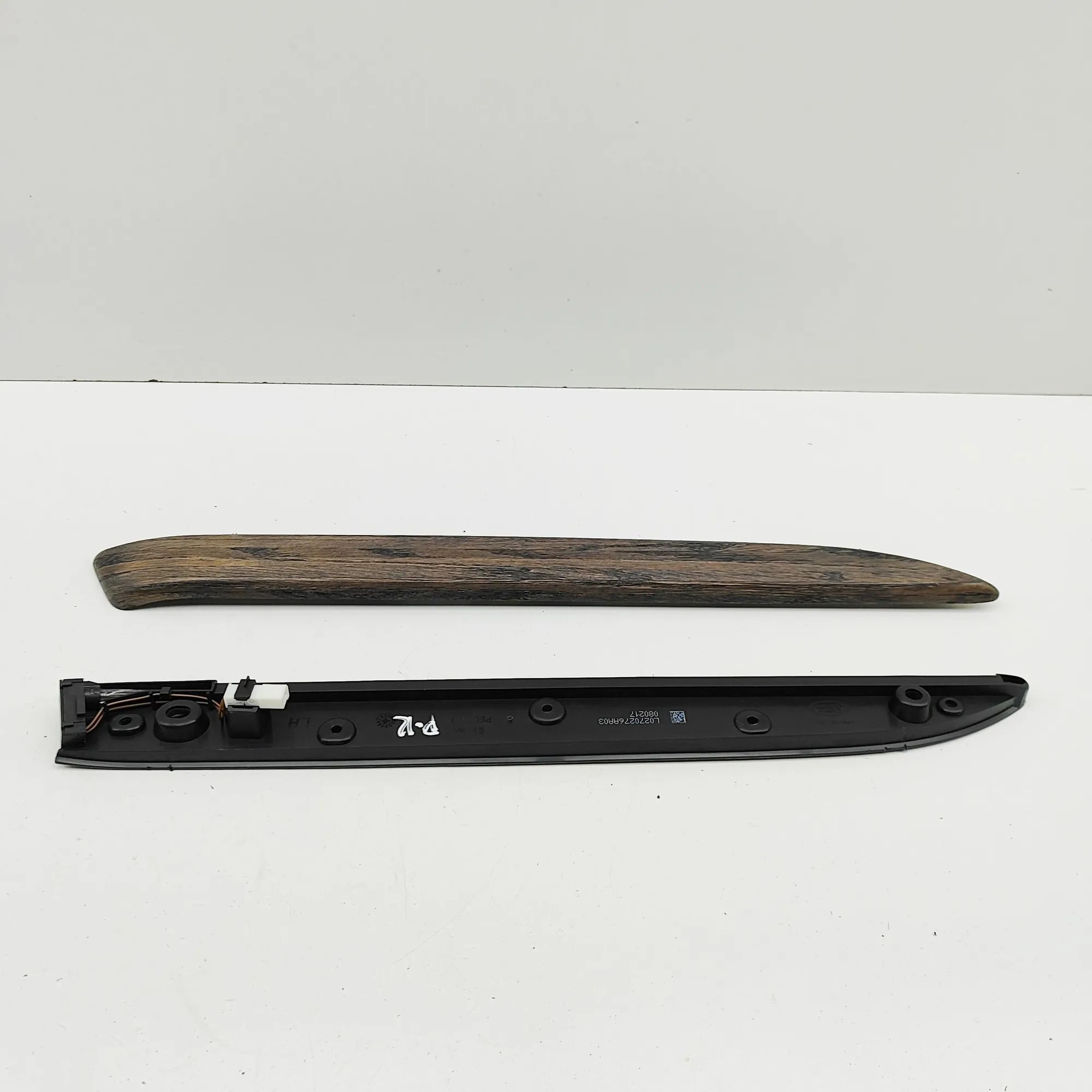 Land Rover Discovery Door panel trim — front left Door panel trim — front left — LAND ROVER DISCO...