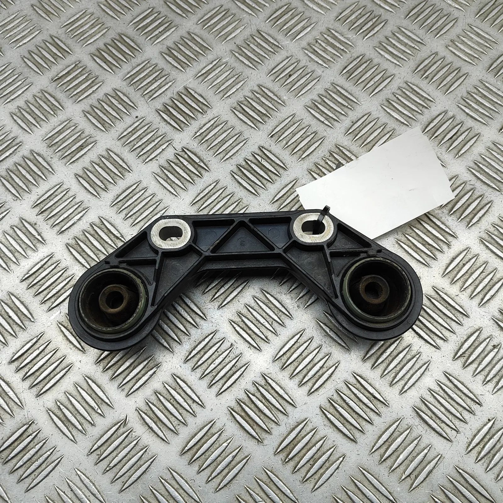 Chevrolet Malibu Exhaust mounting bracket