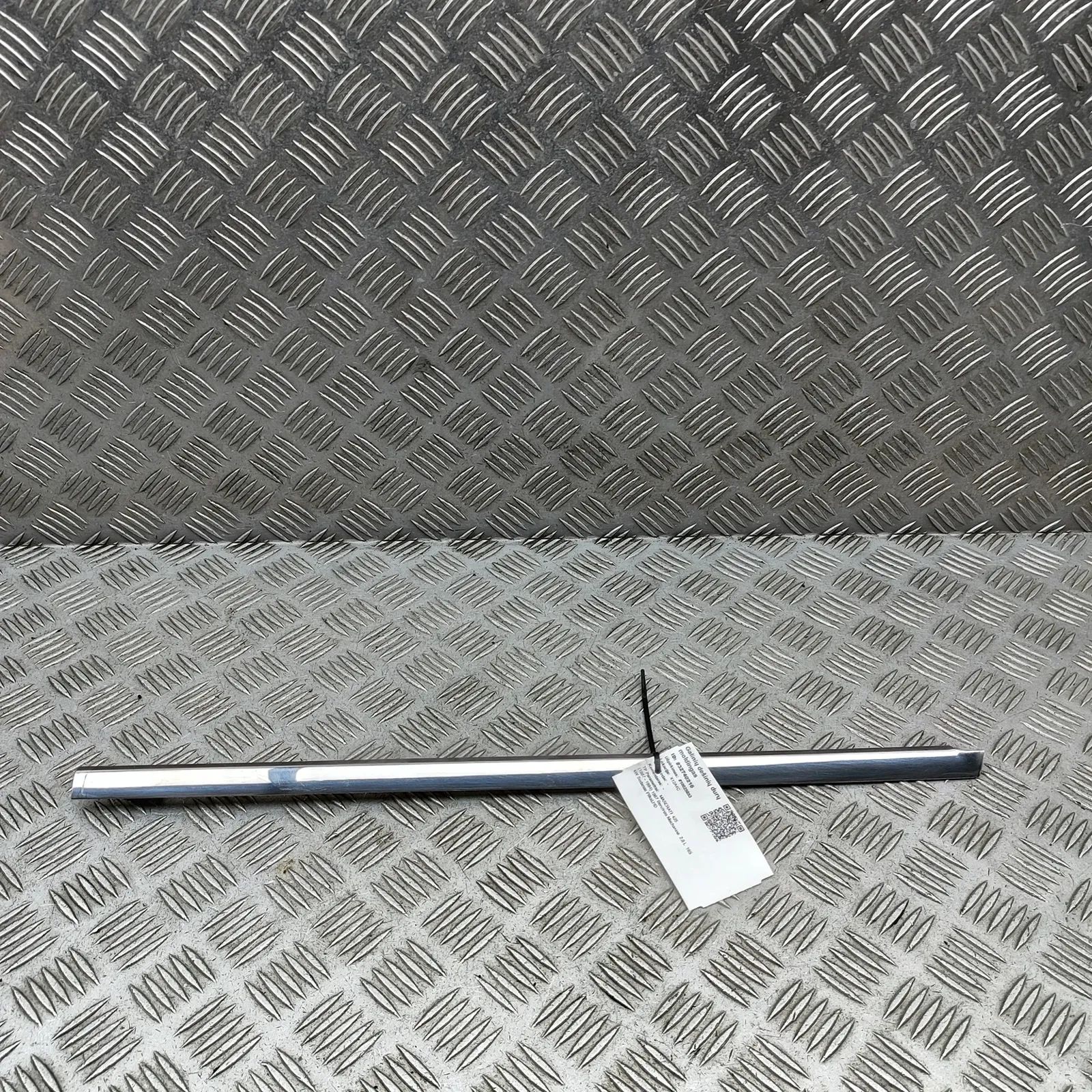 Maserati Biturbo (2, 4, Spyder, Karif) Door window strip — rear right Door window strip — rear right — MASERATI 425 (...