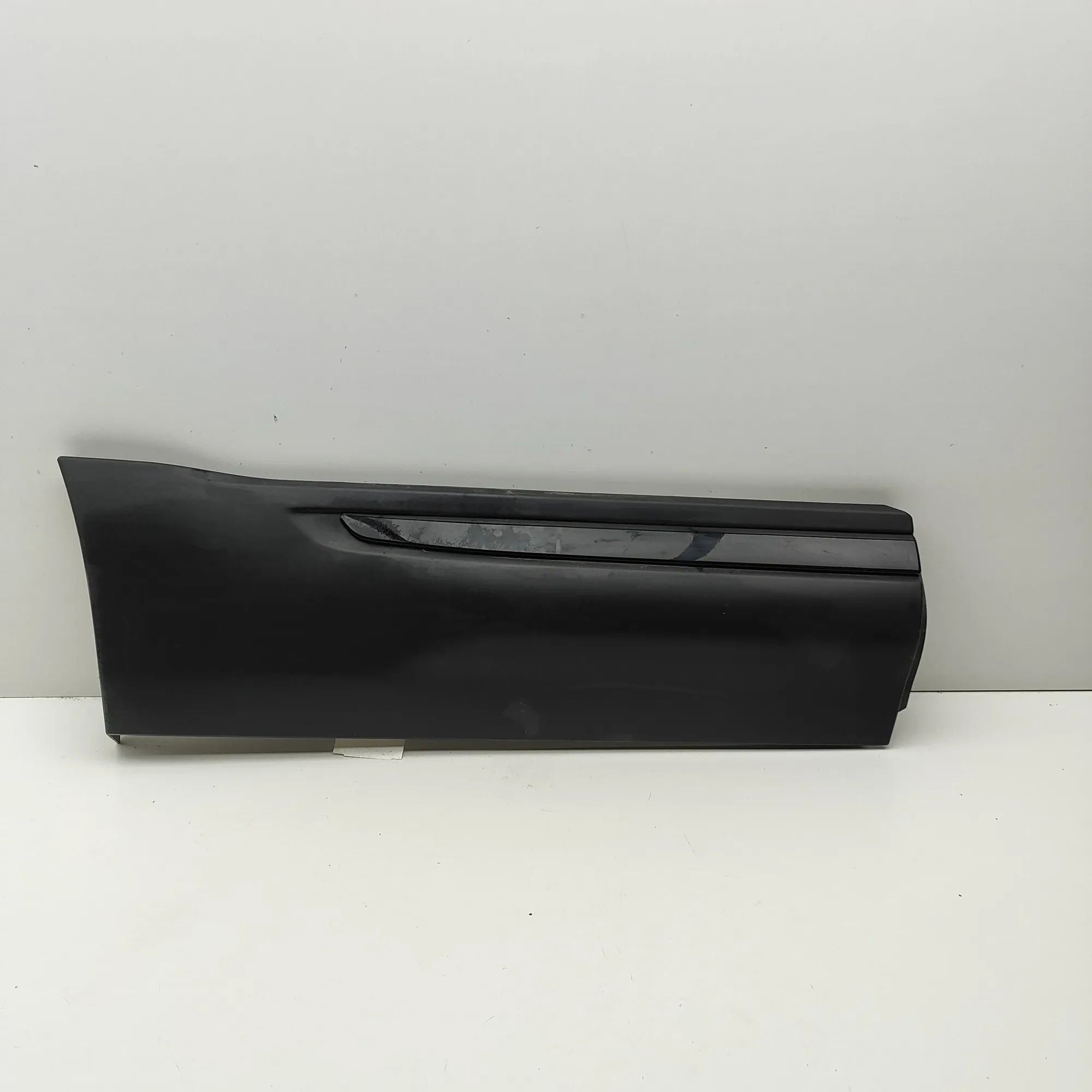 Land Rover Range Rover Evoque Lower door moulding — rear — right Lower door moulding — rear — right — LAND ROVER...