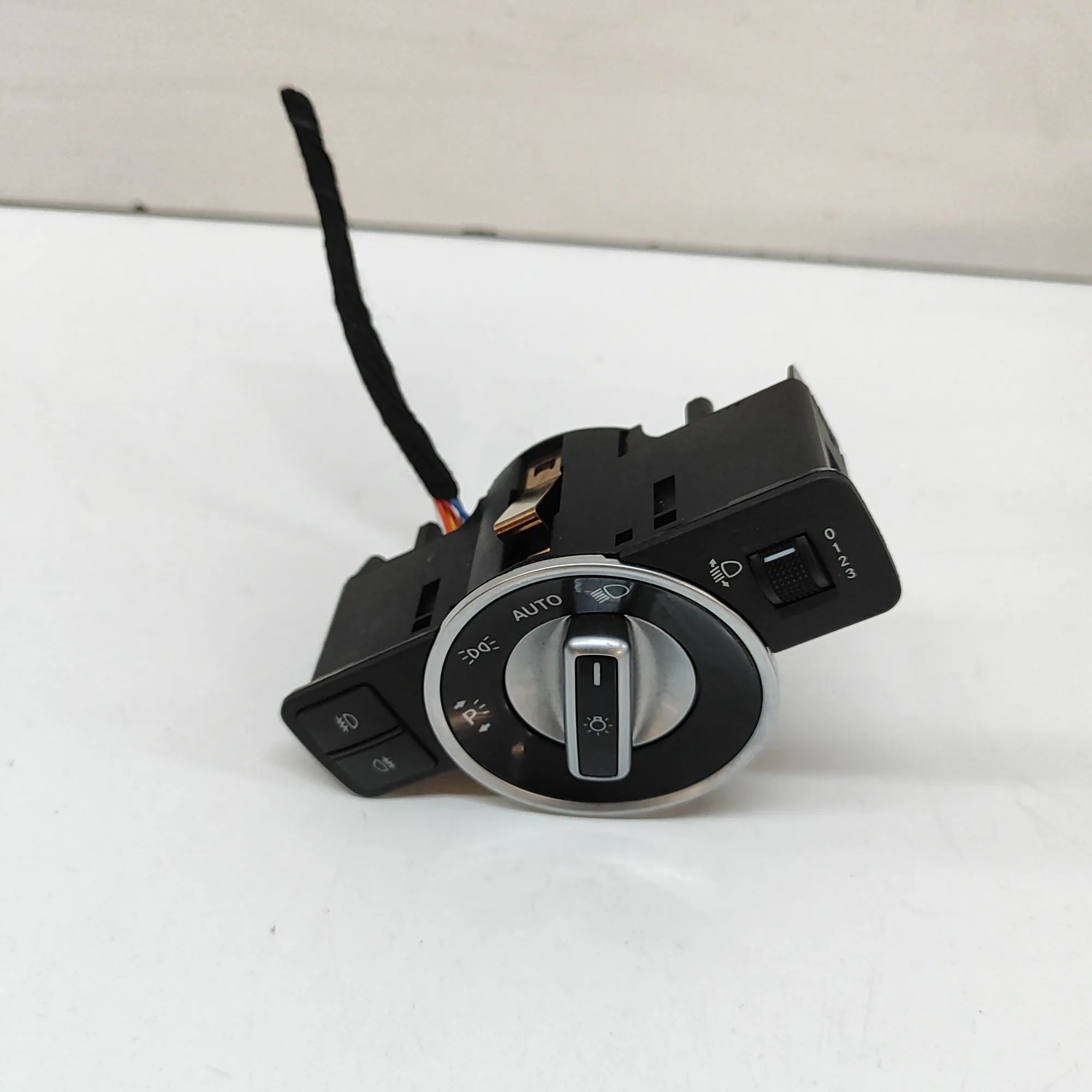 Infiniti Q30 Headlight Switch Control Unit Headlight Switch Control Unit — INFINITI Q30 (2...