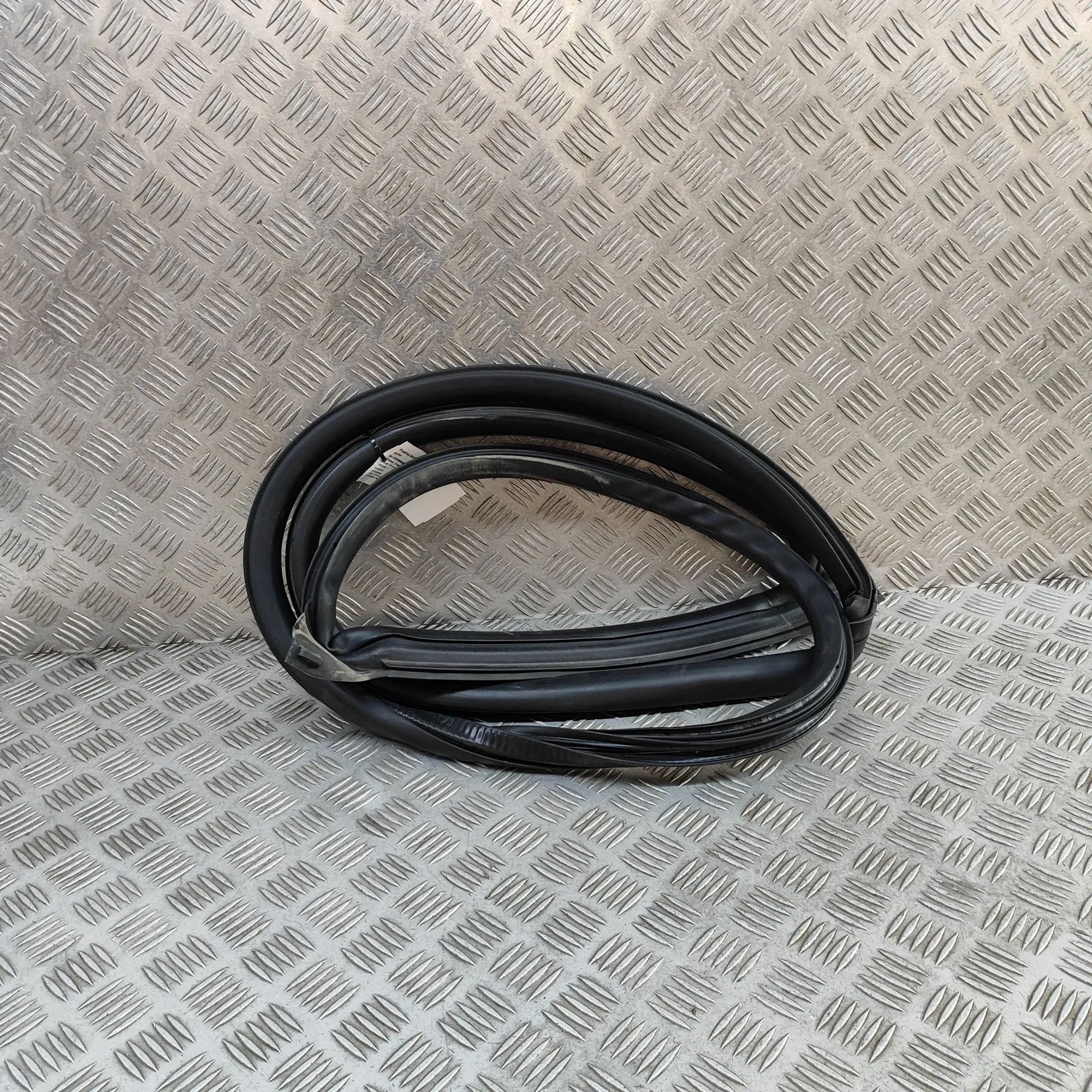 Maserati Levante Door rubber seal — front left Door rubber seal — front left — MASERATI LEVANT...