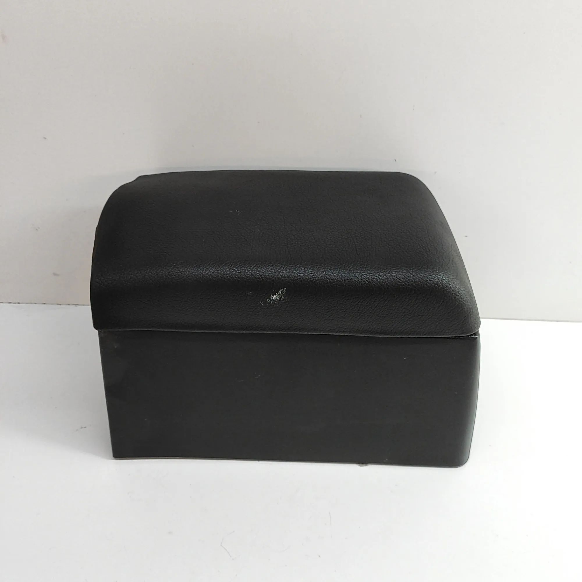Mitsubishi 3000 GT Käetugi, tagaistmes Armrest — MITSUBISHI 3000 (GT Coupe Z1_A) (1989...