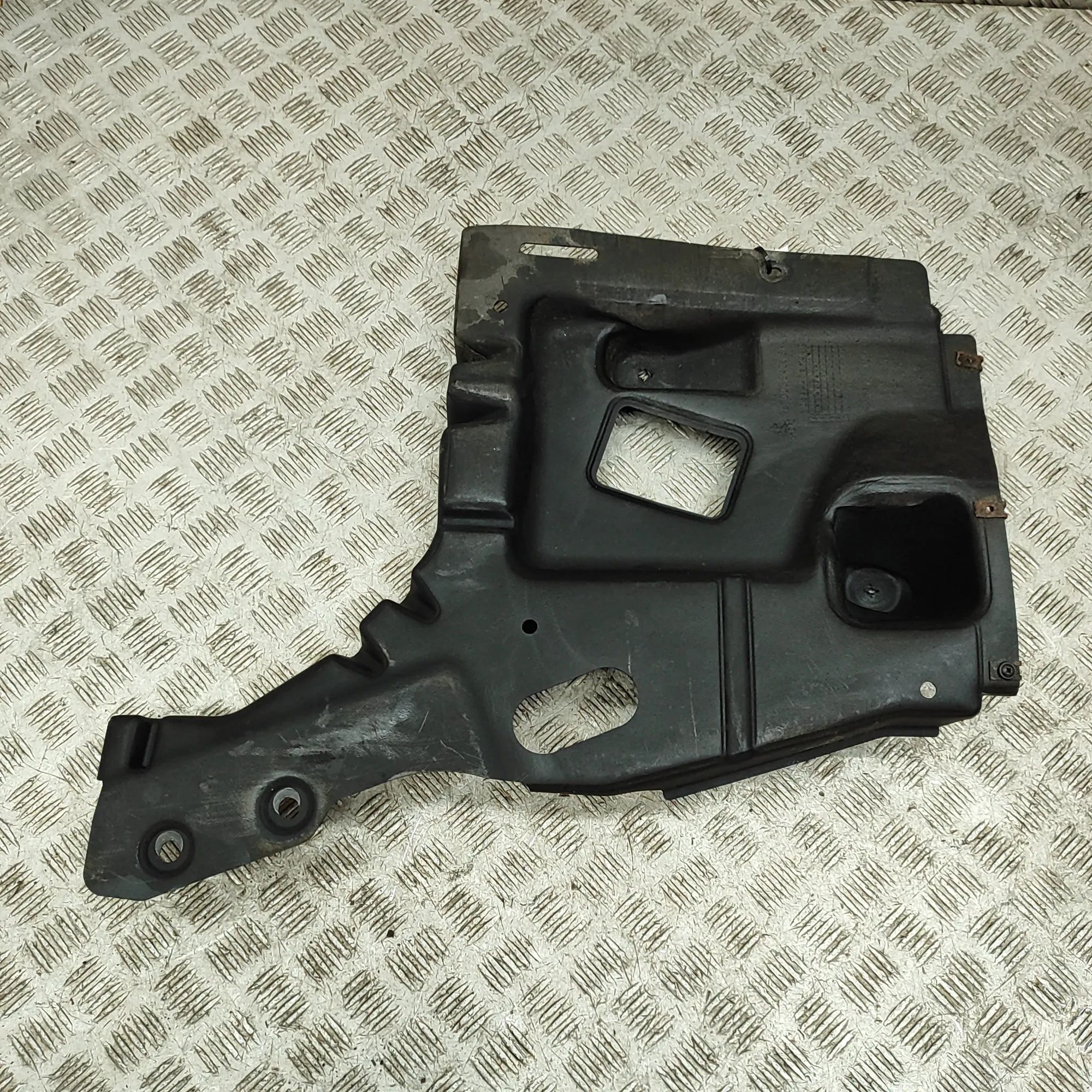 Maserati Levante Underbody cover — left Underbody cover — left — MASERATI LEVANTE (SUV ...