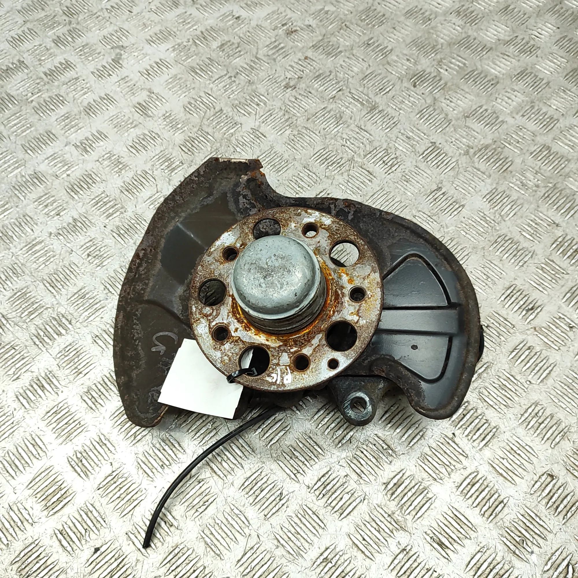 Mercedes-Benz SLK (R171) Front Left Wheel Hub Front Left Wheel Hub — MERCEDES BENZ SLK (R171)...
