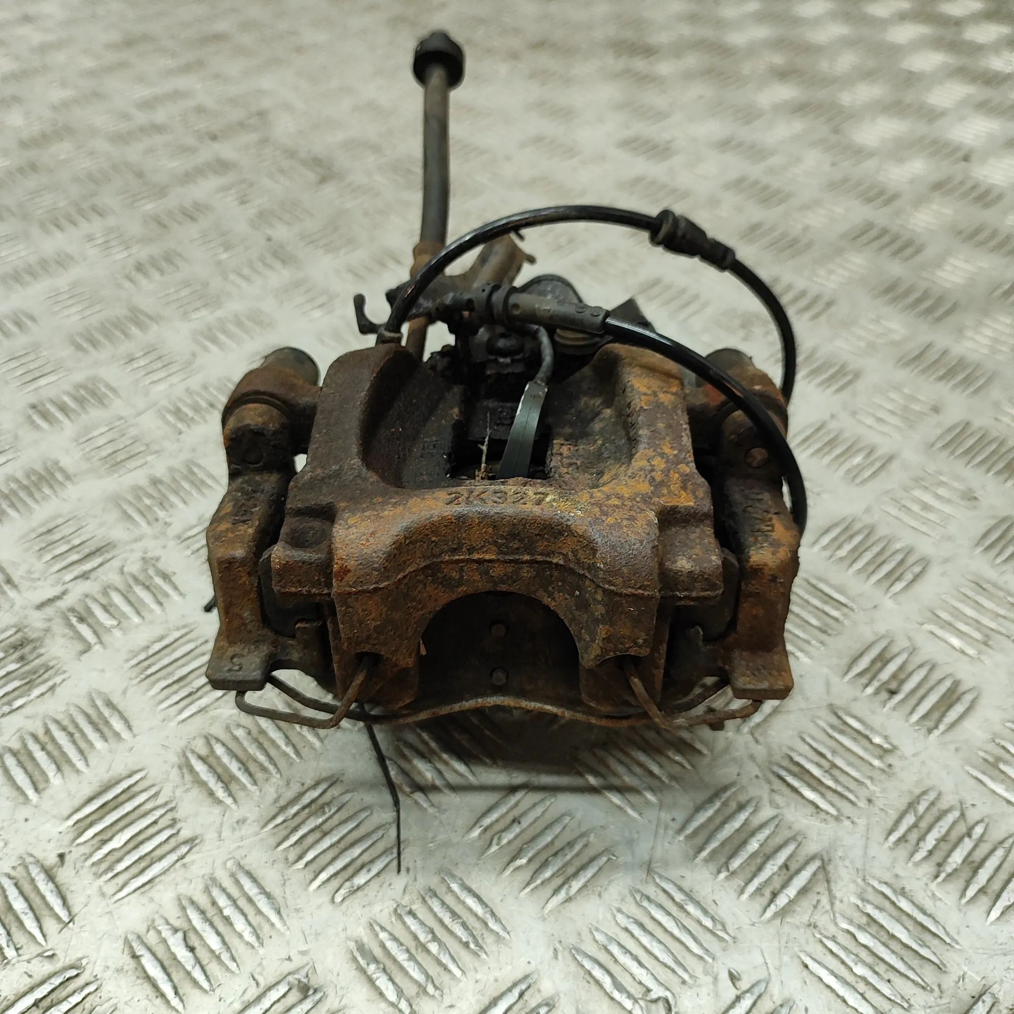 Land Rover Discovery Sport Brake caliper — rear right Brake caliper — rear right — LAND ROVER DISCOVE...