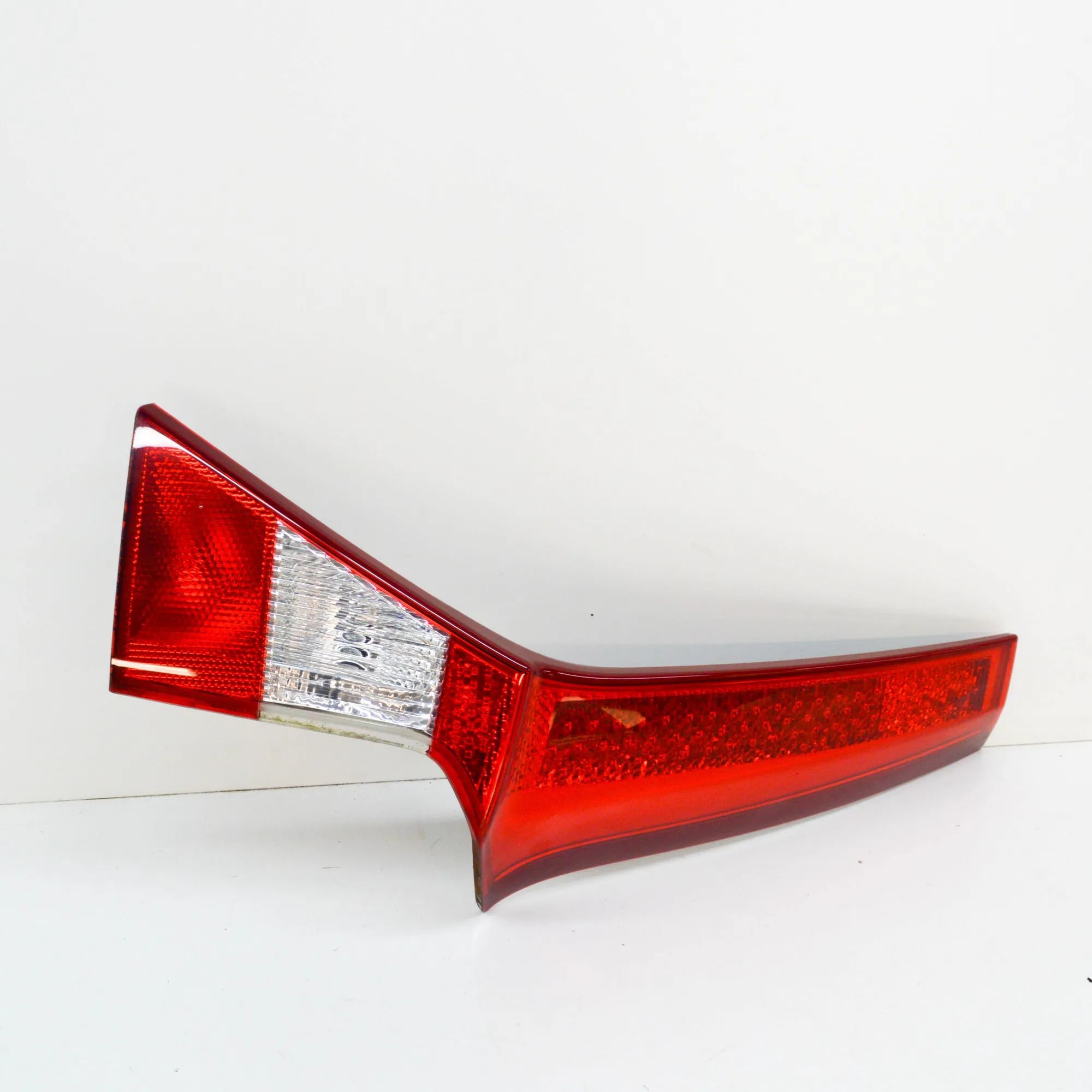 Volvo XC70 Right Side Tailgate Tail Light Right Side Tailgate Tail Light — VOLVO XC70 II ...