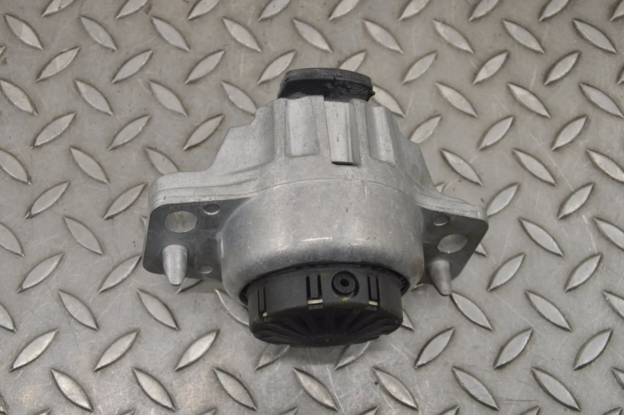 Land Rover Range Rover Velar Left Side Engine Mount Left Side Engine Mount — LAND ROVER RANGE ROVER...