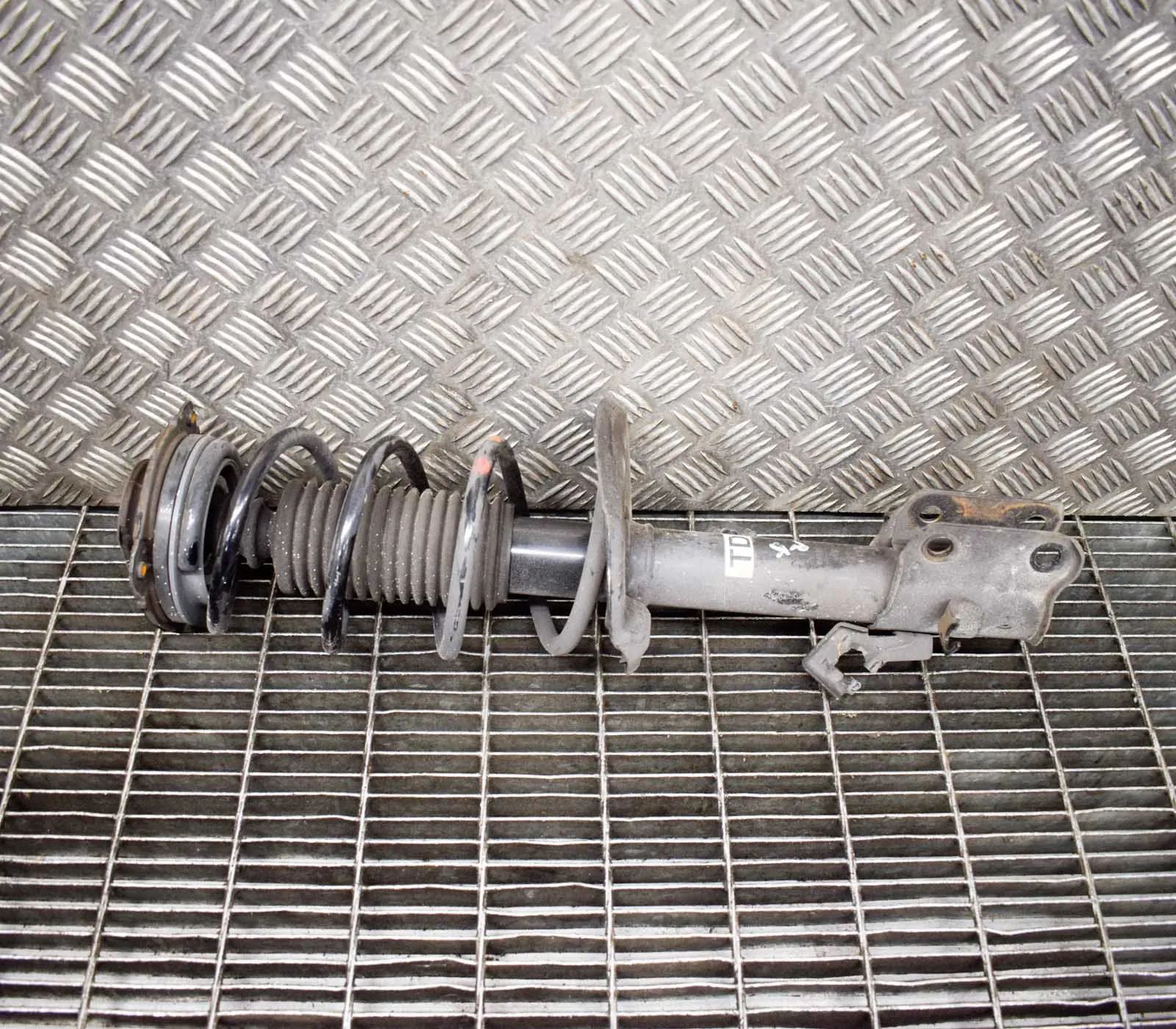 Nissan Juke Shock absorber — front left Shock absorber — front left — NISSAN JUKE (F15)...