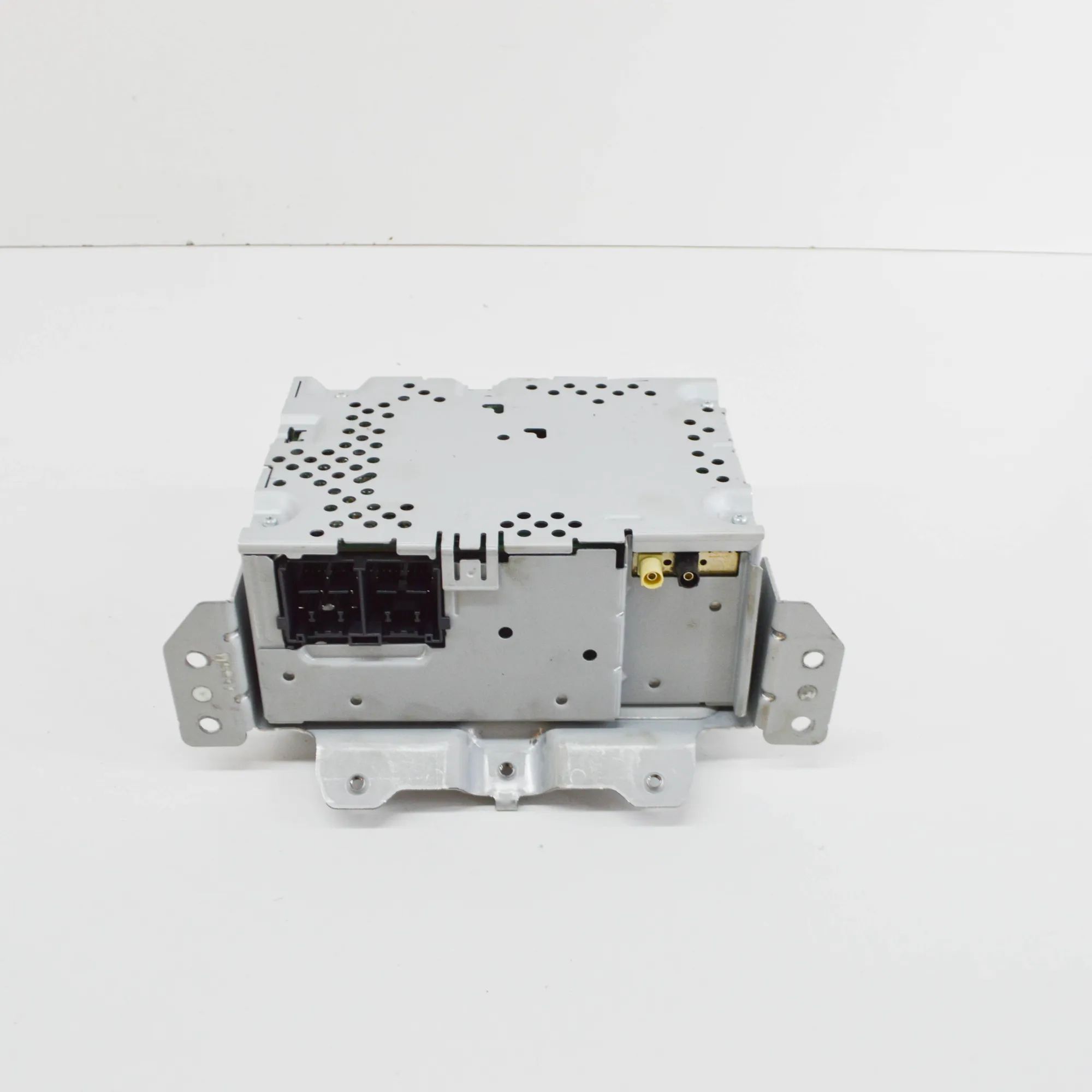 Ford Fiesta Radio / CD / navigation head unit Radio / CD / navigation head unit — FORD FIESTA...