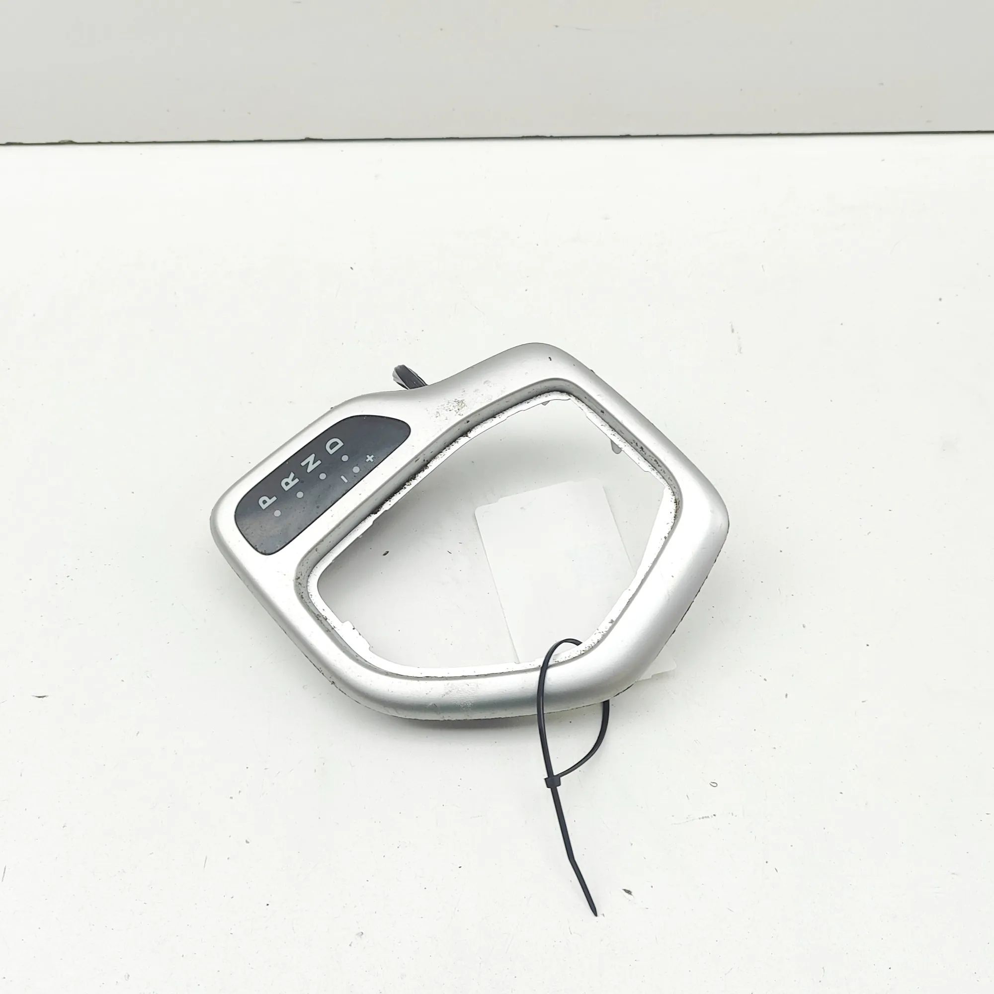 Jeep Cherokee (KL) Gear Shifting Level Plastic Trim Gear Shifting Level Plastic Trim — JEEP CHEROKE...