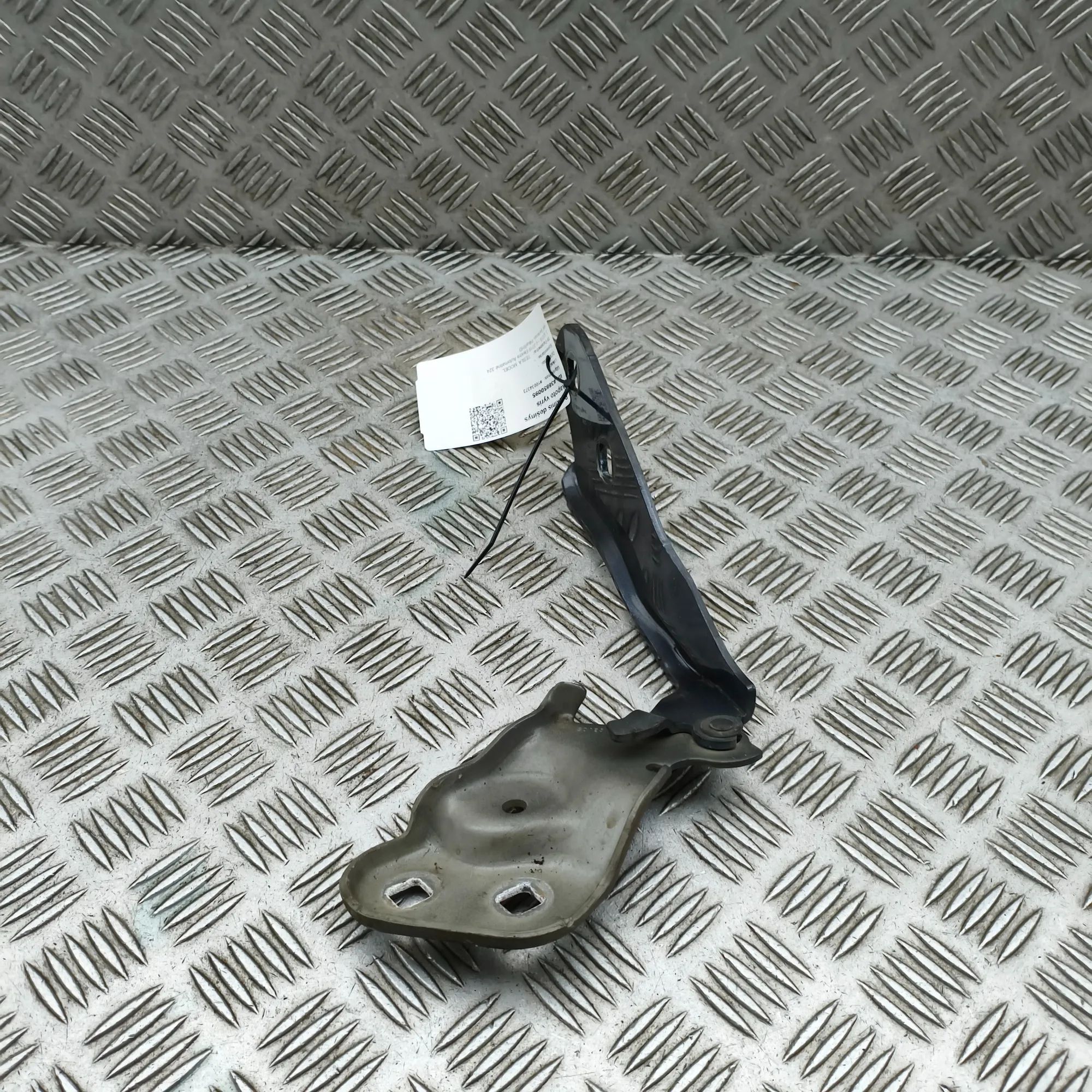 Tesla Model 3 Bonnet hinge — front right Bonnet hinge — front right — TESLA MODEL 3 (201...