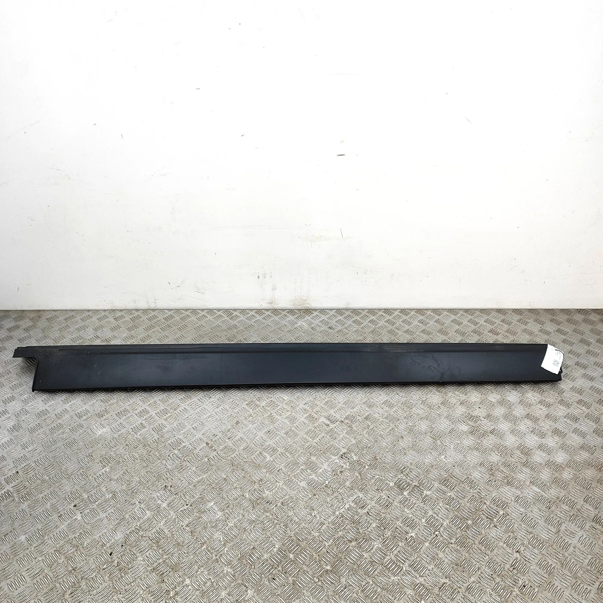 Land Rover Range Rover Sport (L494) Right Side Plastic Sideskirt Cover Right Side Plastic Sideskirt Cover — LAND ROVER...