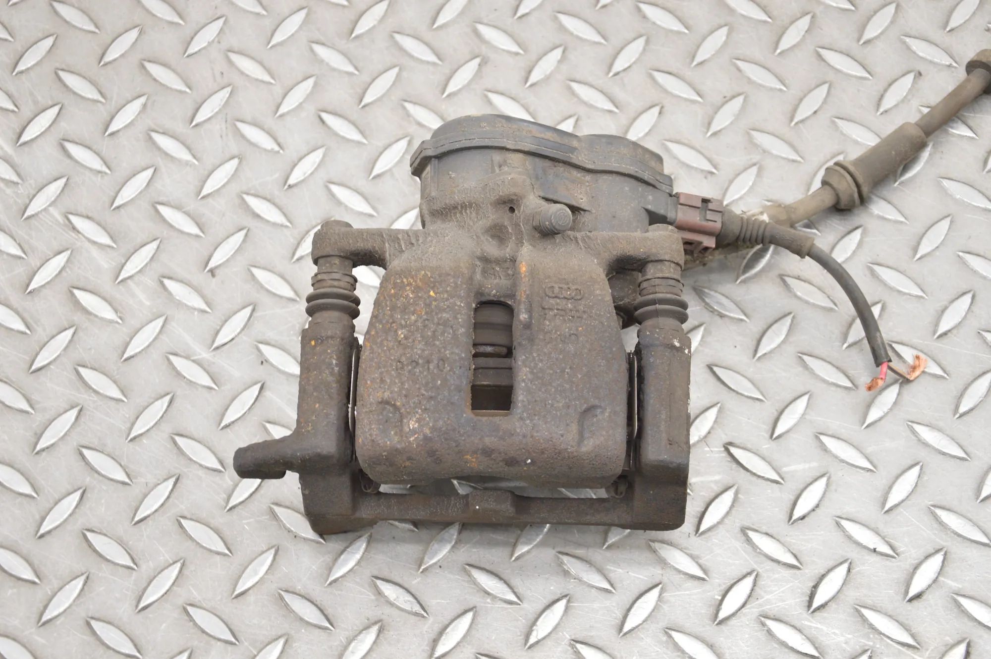 Audi Q5 (8R) Brake caliper — rear left Brake caliper — rear left — AUDI Q5 (8R) (2008-...