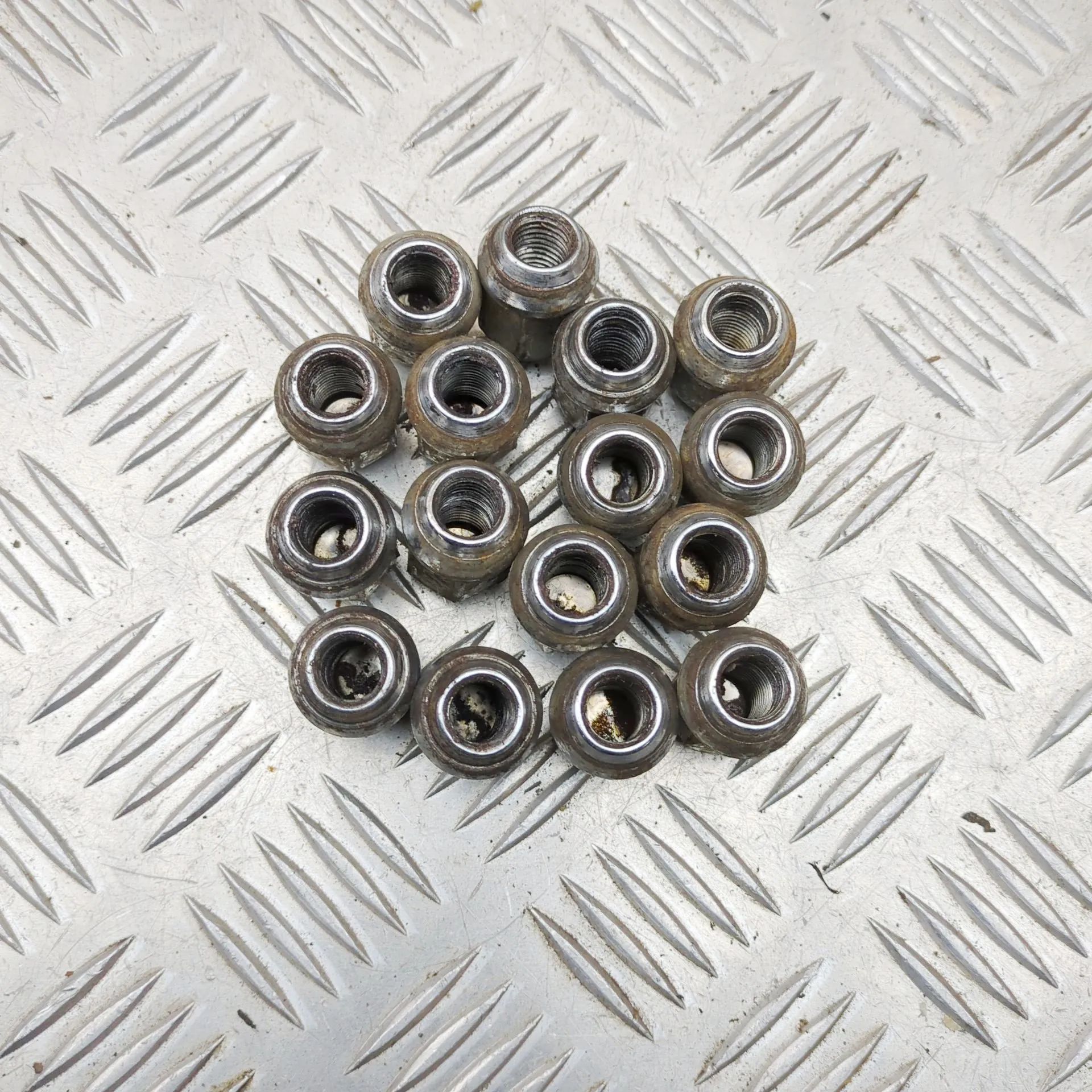 Isuzu D-Max Wheel Screws Kit Wheel Screws Kit — ISUZU D-MAX (II TFR, TFS) (2...