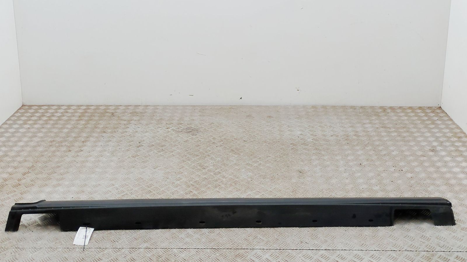 Land Rover Range Rover Sport (L494) Left Side Plastic Sideskirt Cover Left Side Plastic Sideskirt Cover — LAND ROVER ...