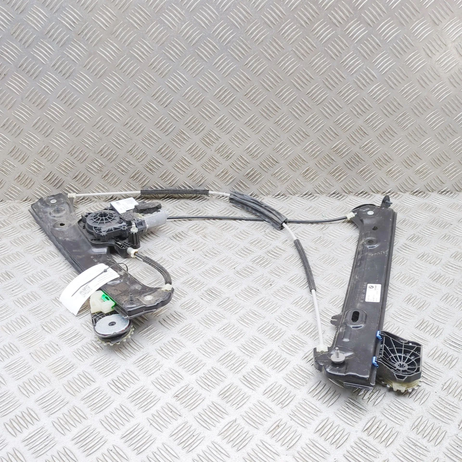 BMW 4 (G22 / G23 / G26)  Front Left Door Window Regulator Front Left Door Window Regulator — BMW 4 / i4 (...