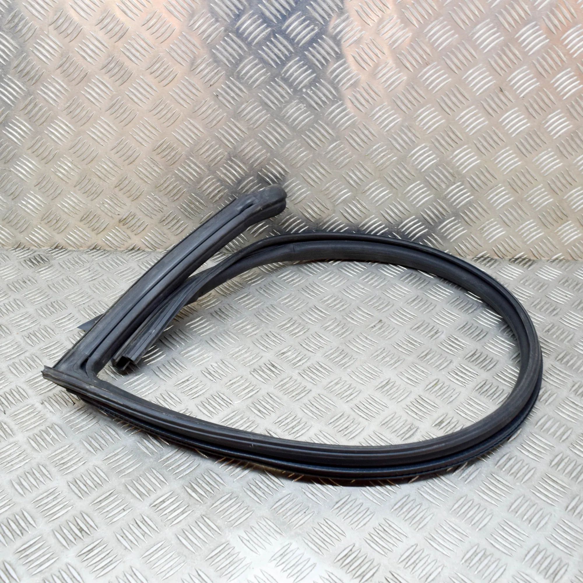 Maserati GranTurismo / GranCabrio Door rubber seal — front left Door rubber seal — front left — MASERATI GRAN (...
