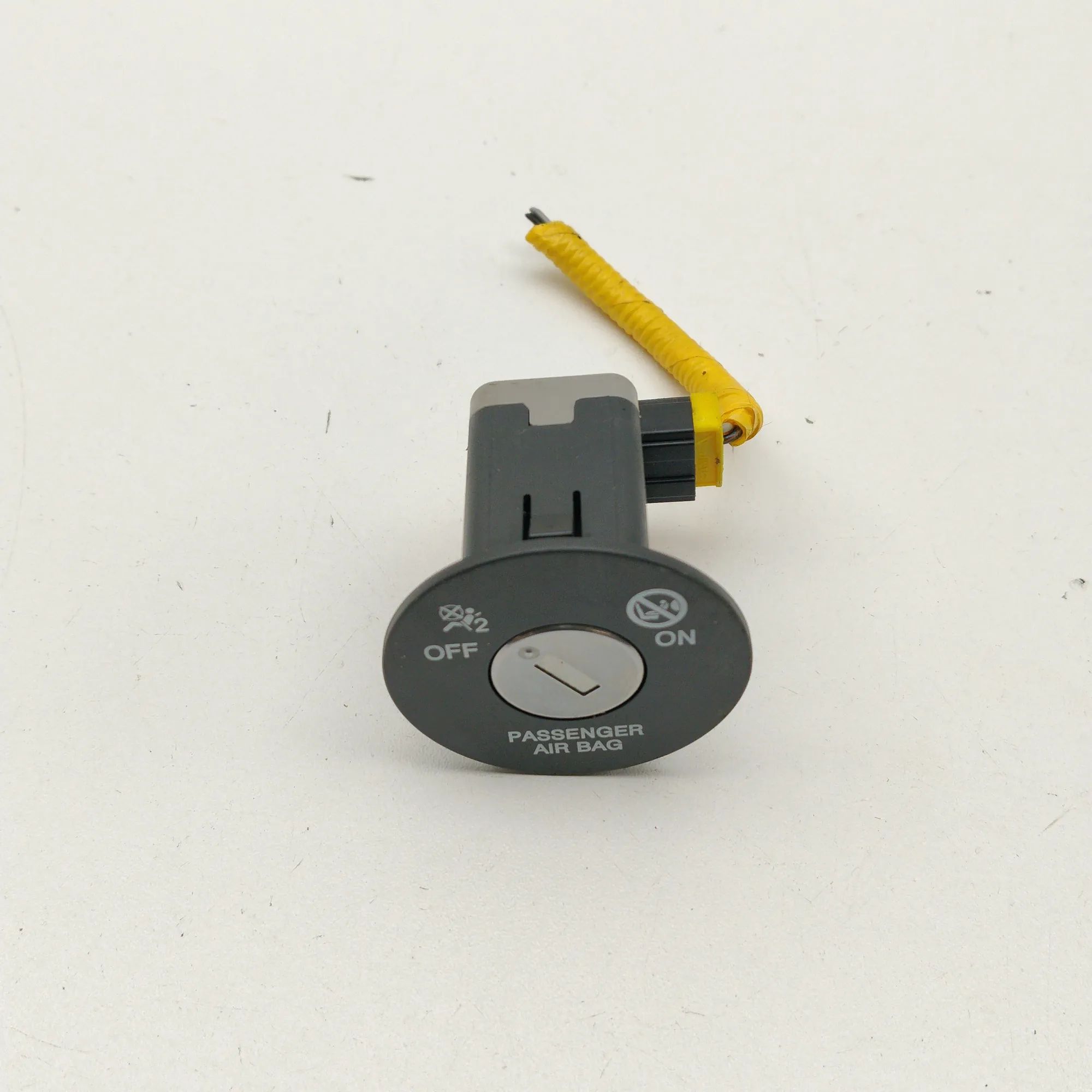Kia Niro SRS switch SRS switch — KIA NIRO (2016-...) — 95940-D4050
...