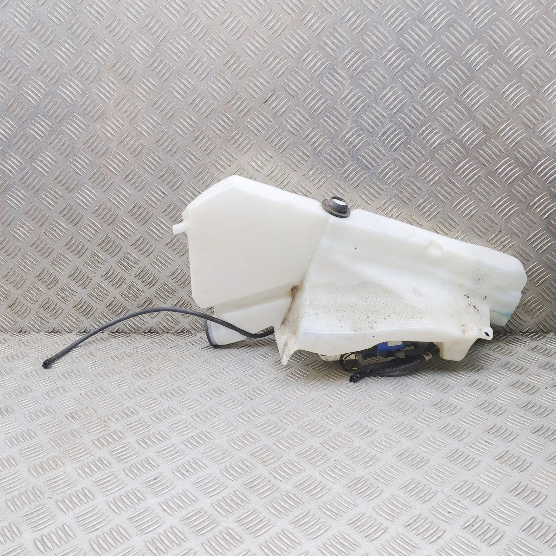 Land Rover Range Rover Velar Window Washer Tank Window Washer Tank — LAND ROVER RANGE ROVER VEL...