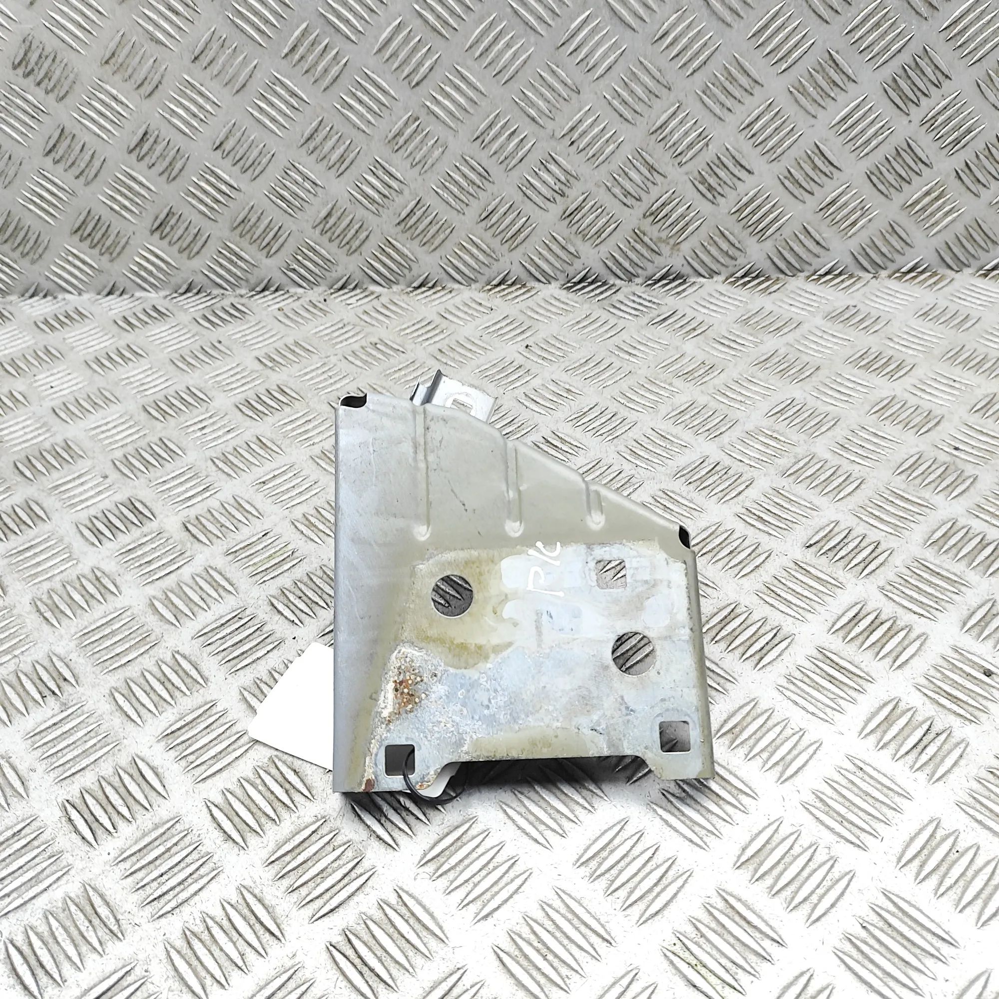 Jeep Cherokee (KL) Fender bracket — front left Fender bracket — front left — JEEP CHEROKEE (KL...