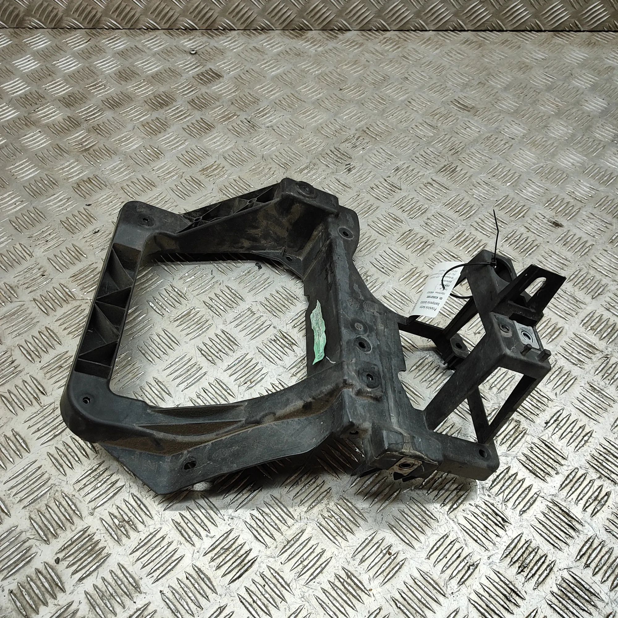 Jeep Cherokee (KL) Left Headlight Bracket Left Headlight Bracket — JEEP CHEROKEE (KL) (20...