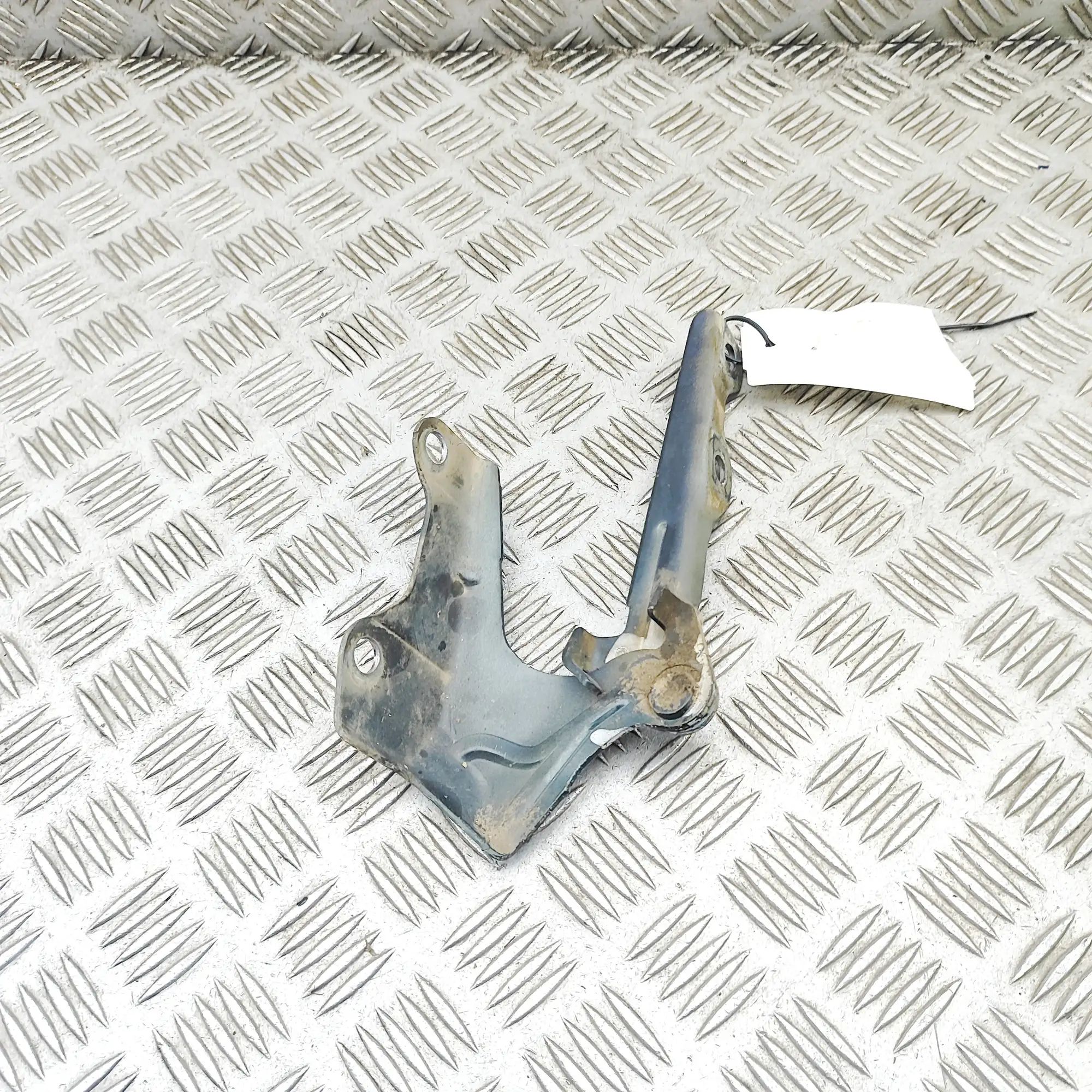 Isuzu D-Max Bonnet hinge — front left Bonnet hinge — front left — ISUZU D-MAX (II TFR...