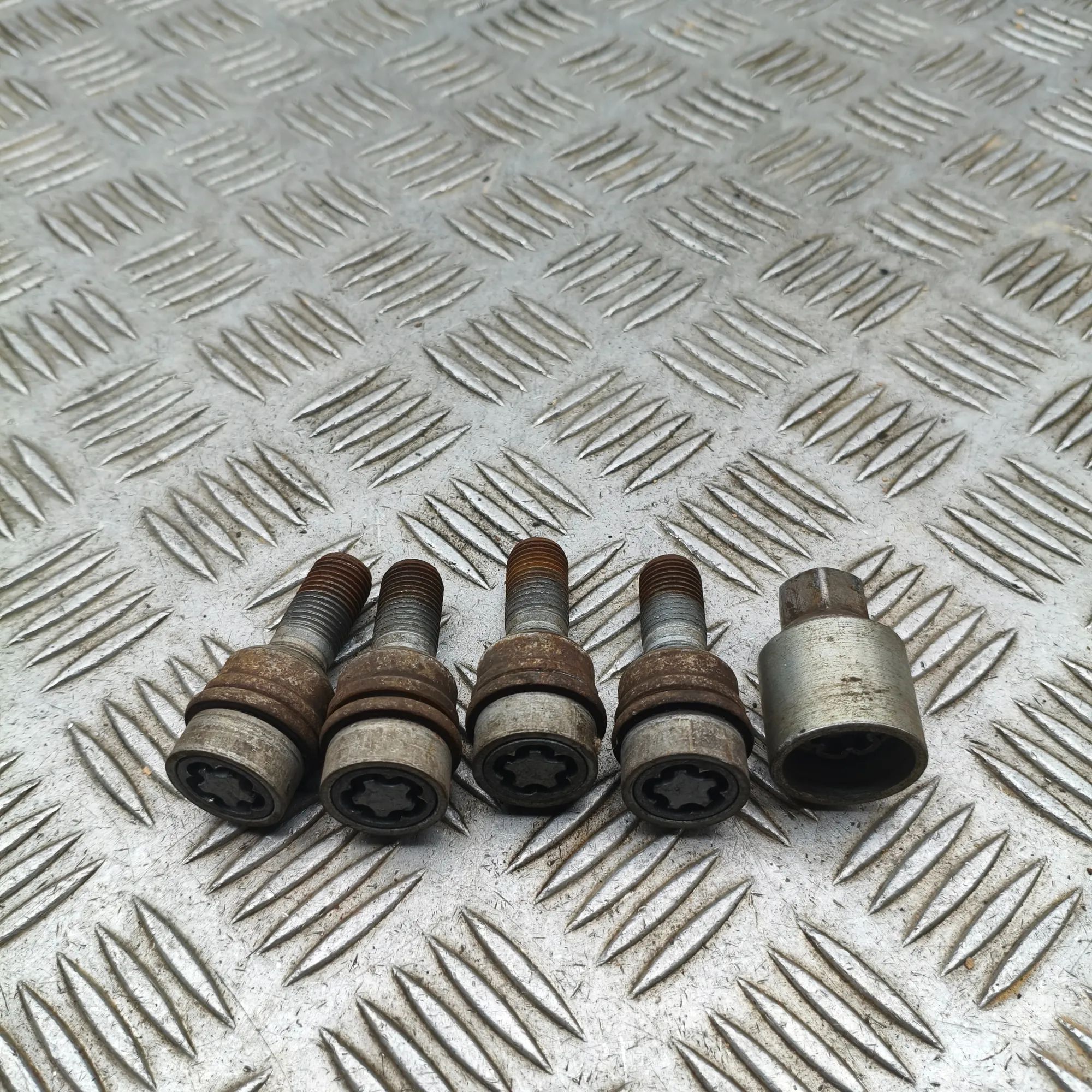 Audi Q5 (8R) Locking wheel bolt set Locking wheel bolt set — AUDI Q5 (8R) (2008-201...