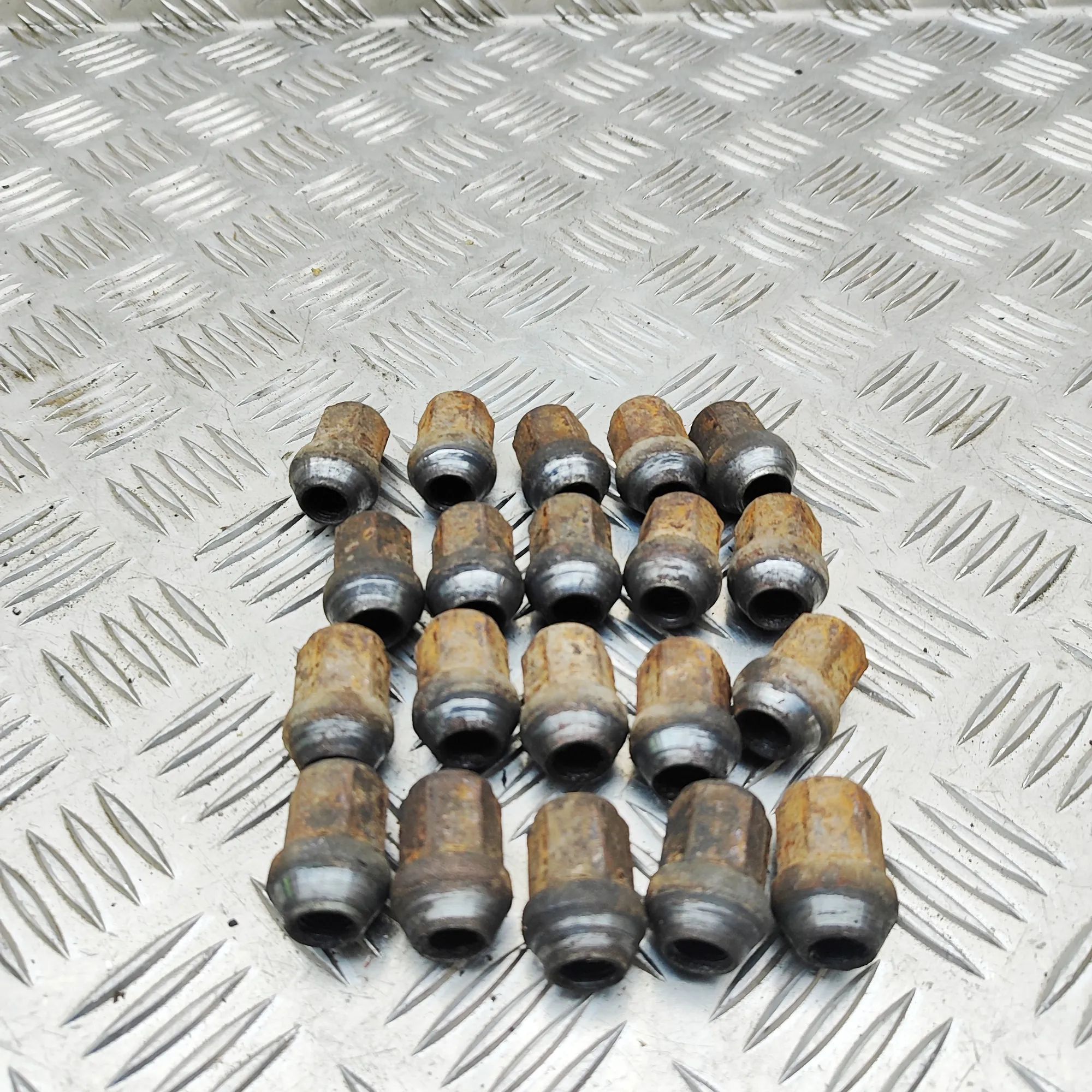 Isuzu D-Max Wheel Screws Kit Wheel Screws Kit — ISUZU D-MAX (II TFR, TFS) (2...
