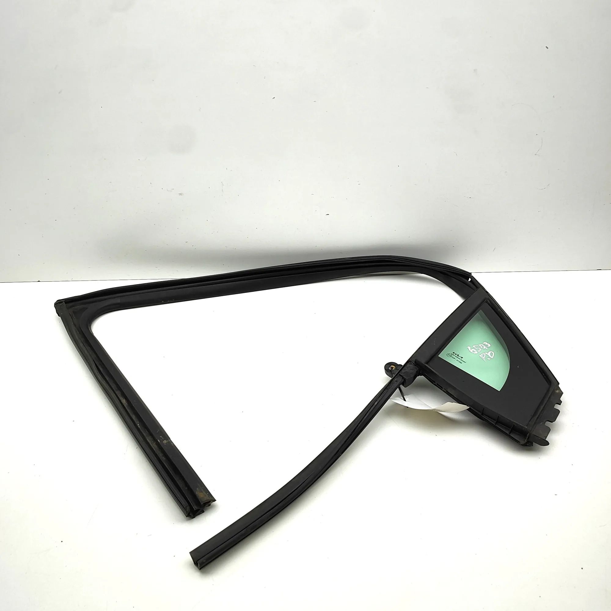 Kia Sportage Door quarter window — front right Door quarter window — front right — KIA SPORTAG...