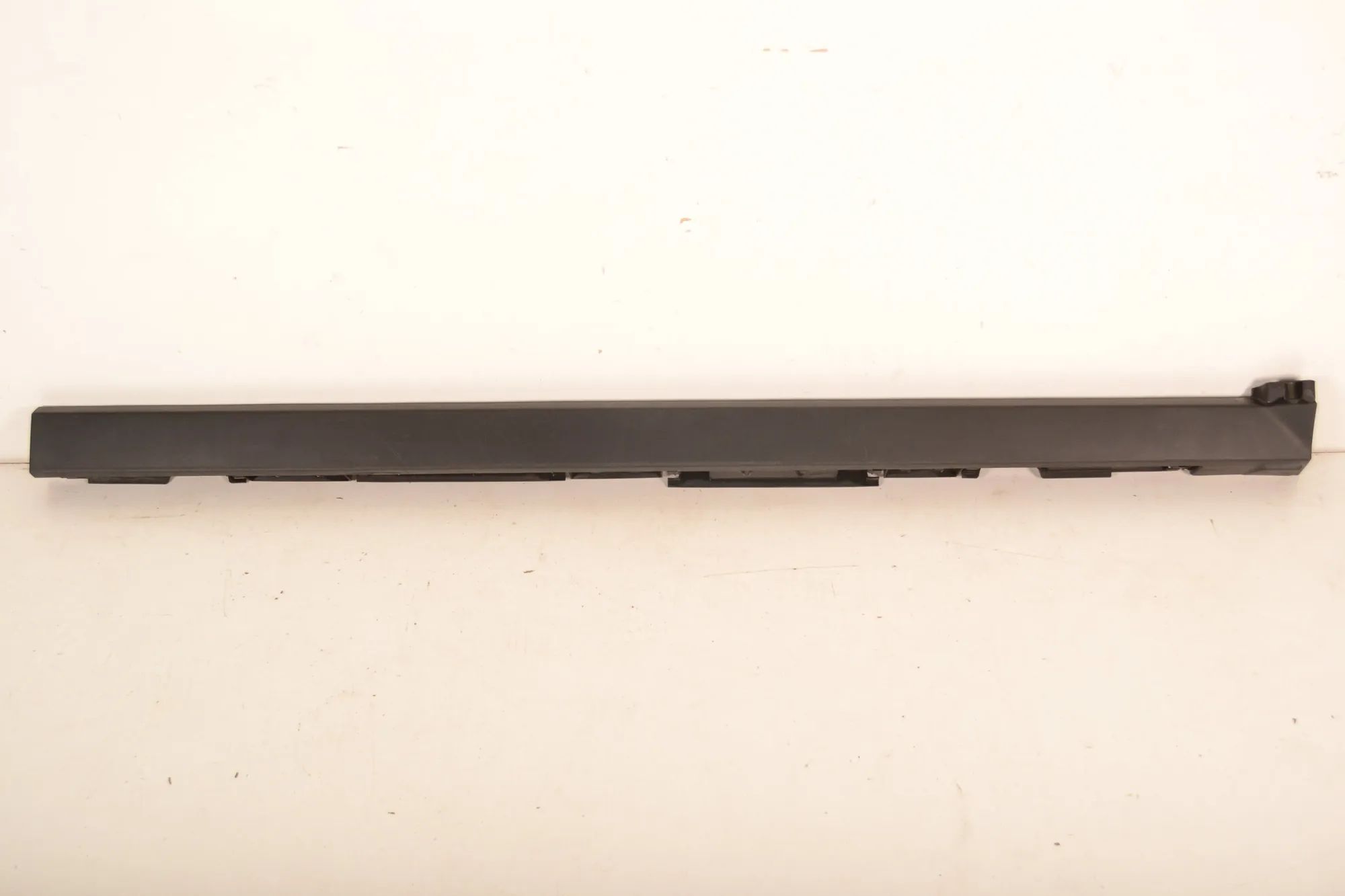 Land Rover Range Rover Velar Left Side Plastic Sideskirt Cover