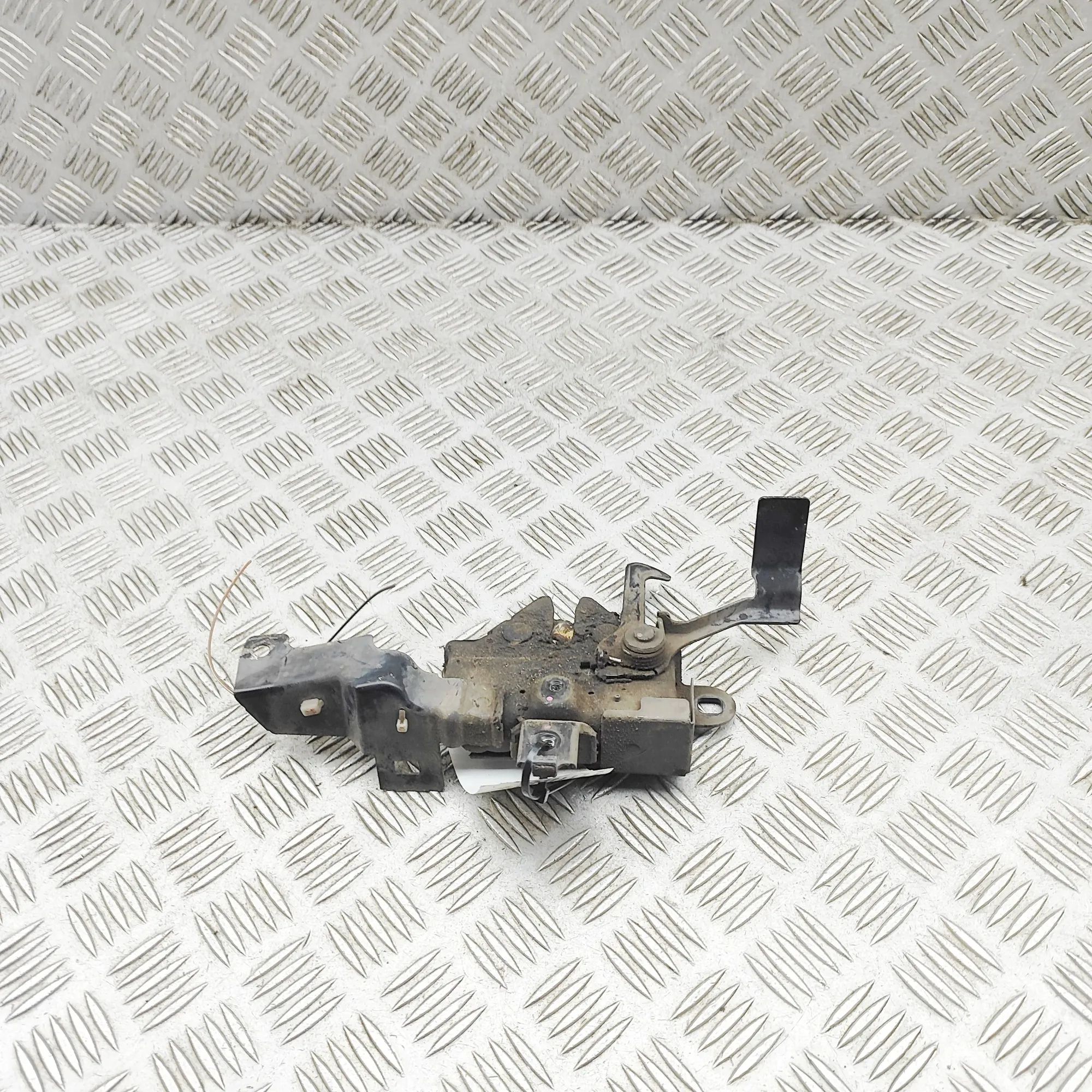 Isuzu D-Max kapoti lukustus Bonnet lock — ISUZU D-MAX (II TFR, TFS) (2012-....