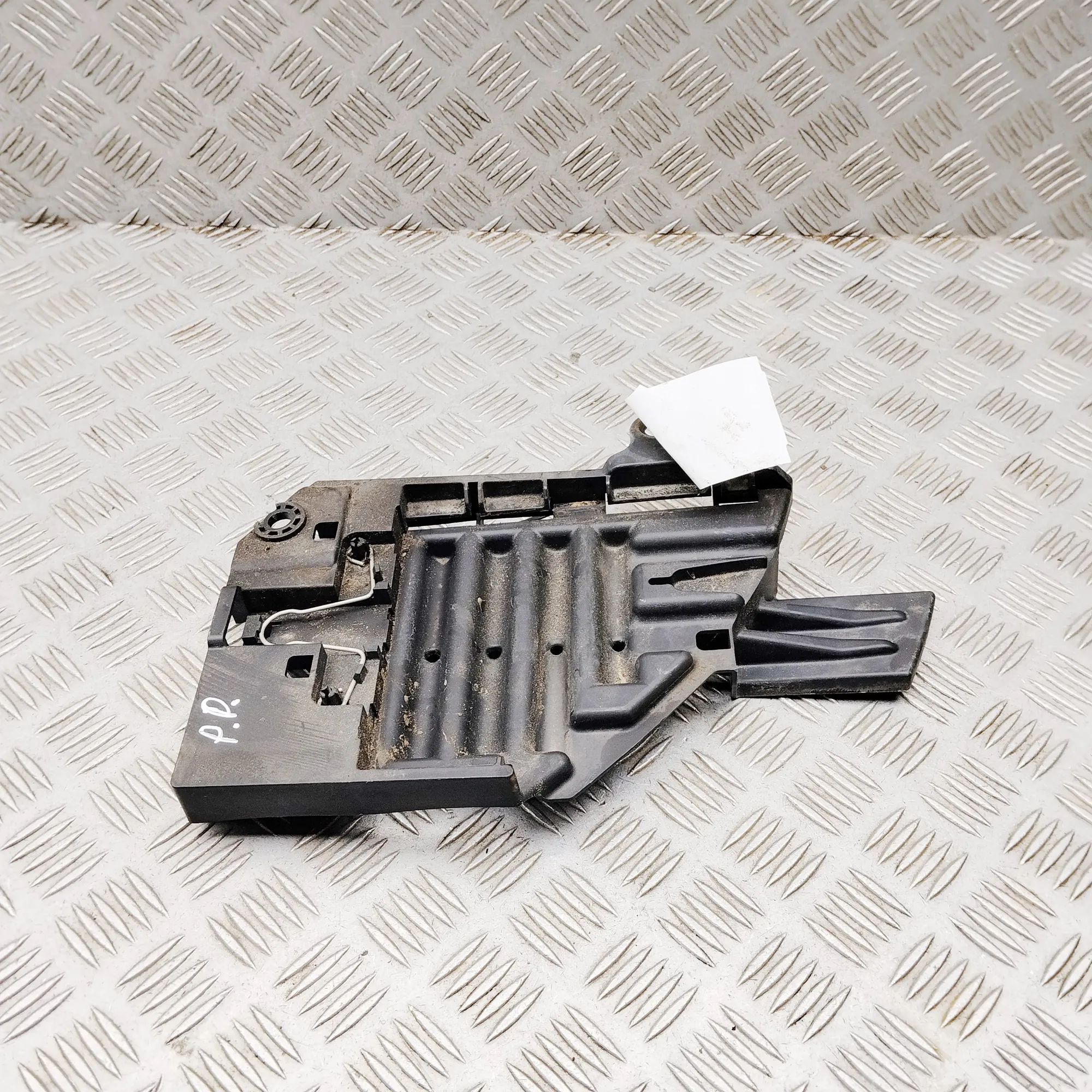 Land Rover Discovery Sport Right Headlight Bracket