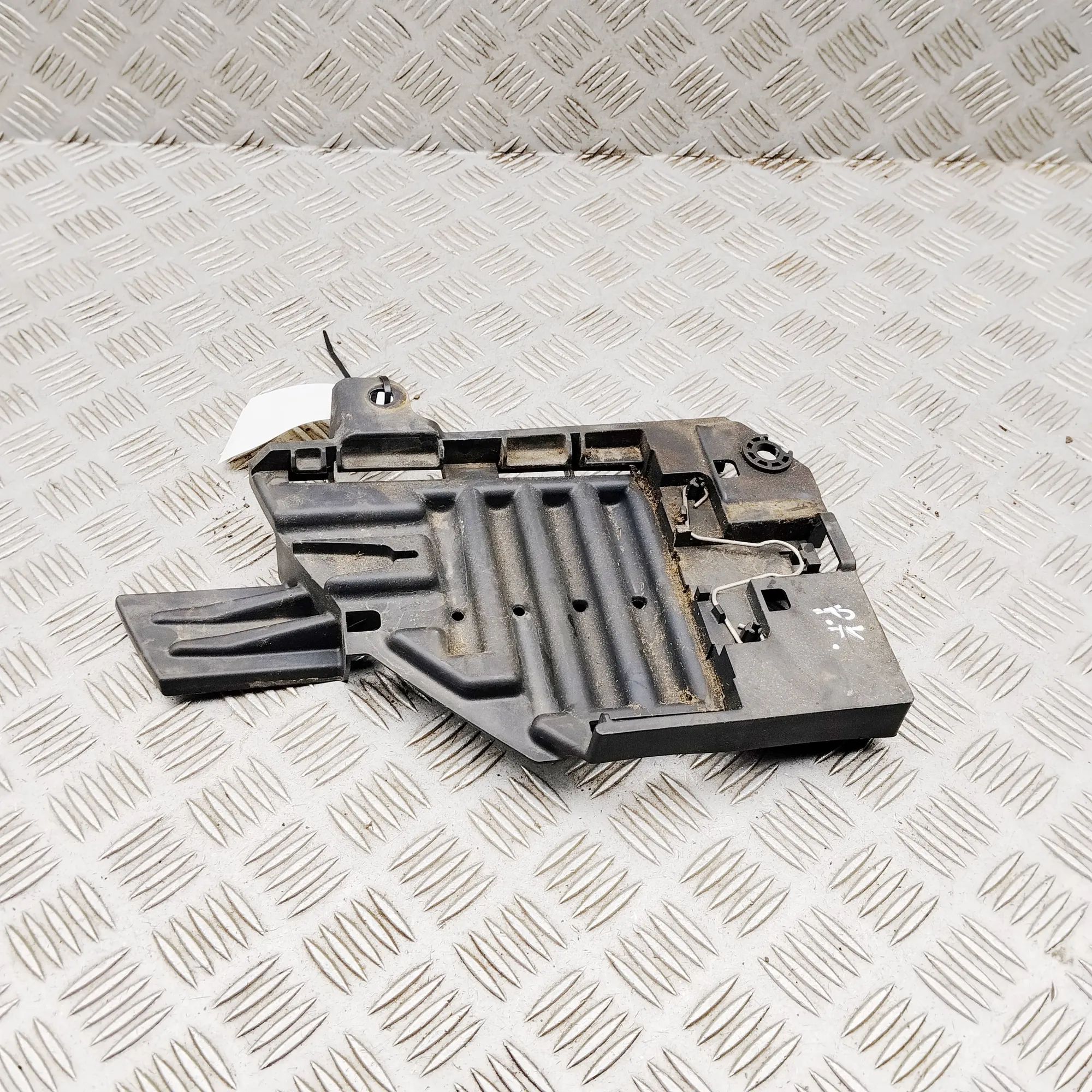 Land Rover Discovery Sport Left Headlight Bracket