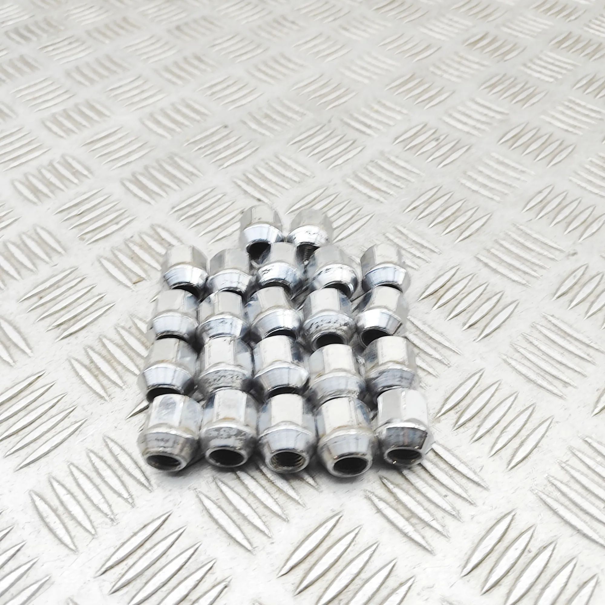 Isuzu D-Max Bolts Bolts — ISUZU D-MAX (II TFR, TFS) (2012-...) — ...