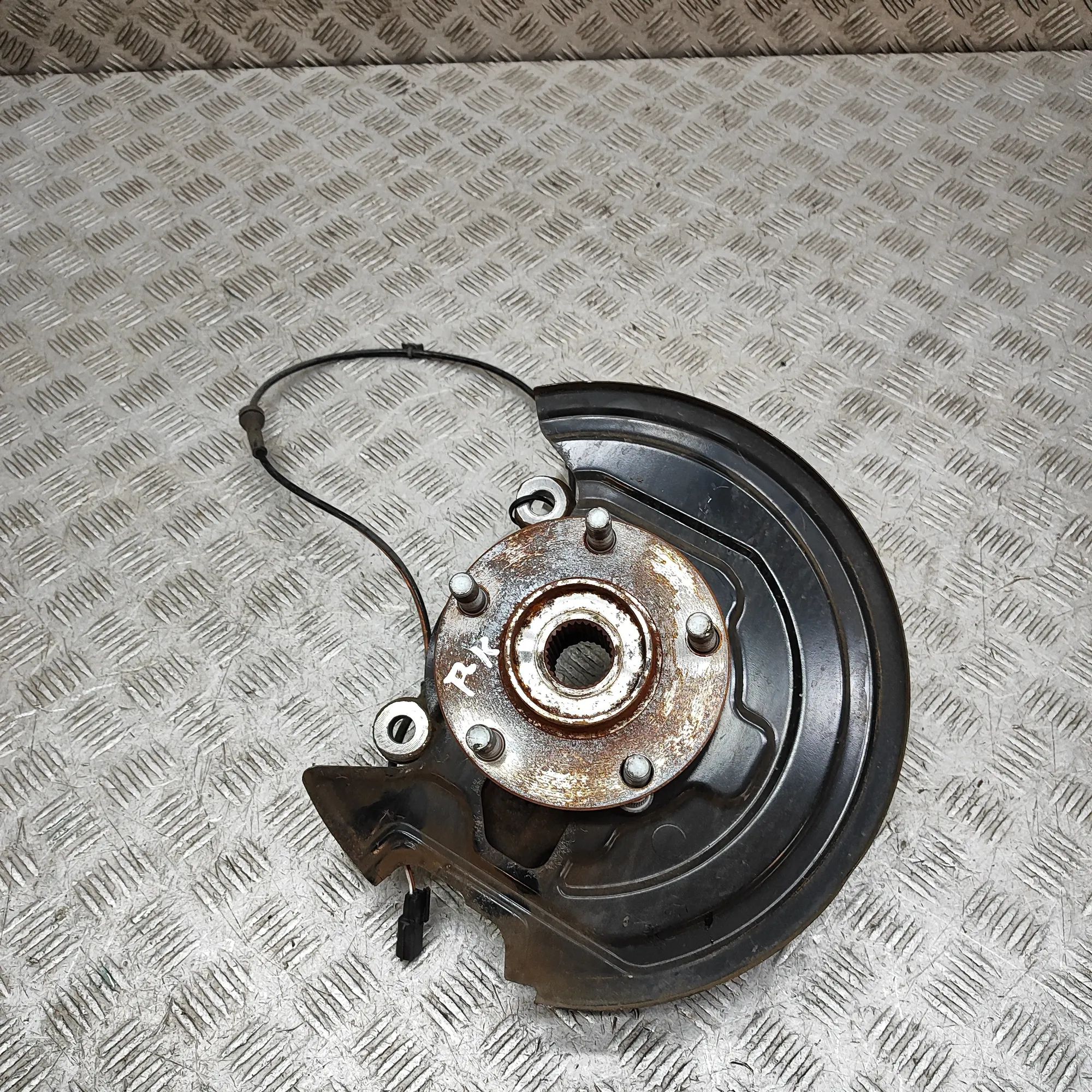 Nissan Leaf Front Left Wheel Hub Front Left Wheel Hub — NISSAN LEAF (ZE1) (2017-...