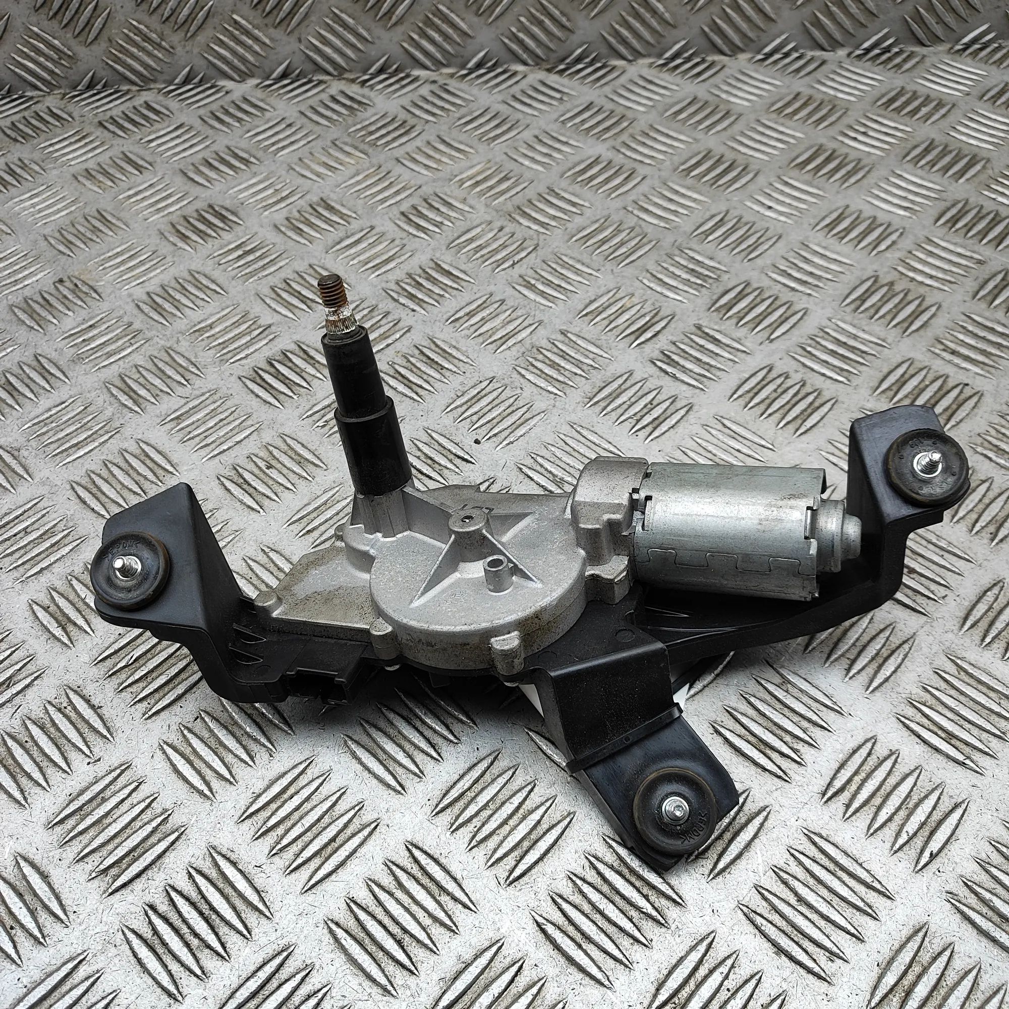Kia Sorento Tailgate wiper motor Tailgate wiper motor — KIA SORENTO (III UM) (20...