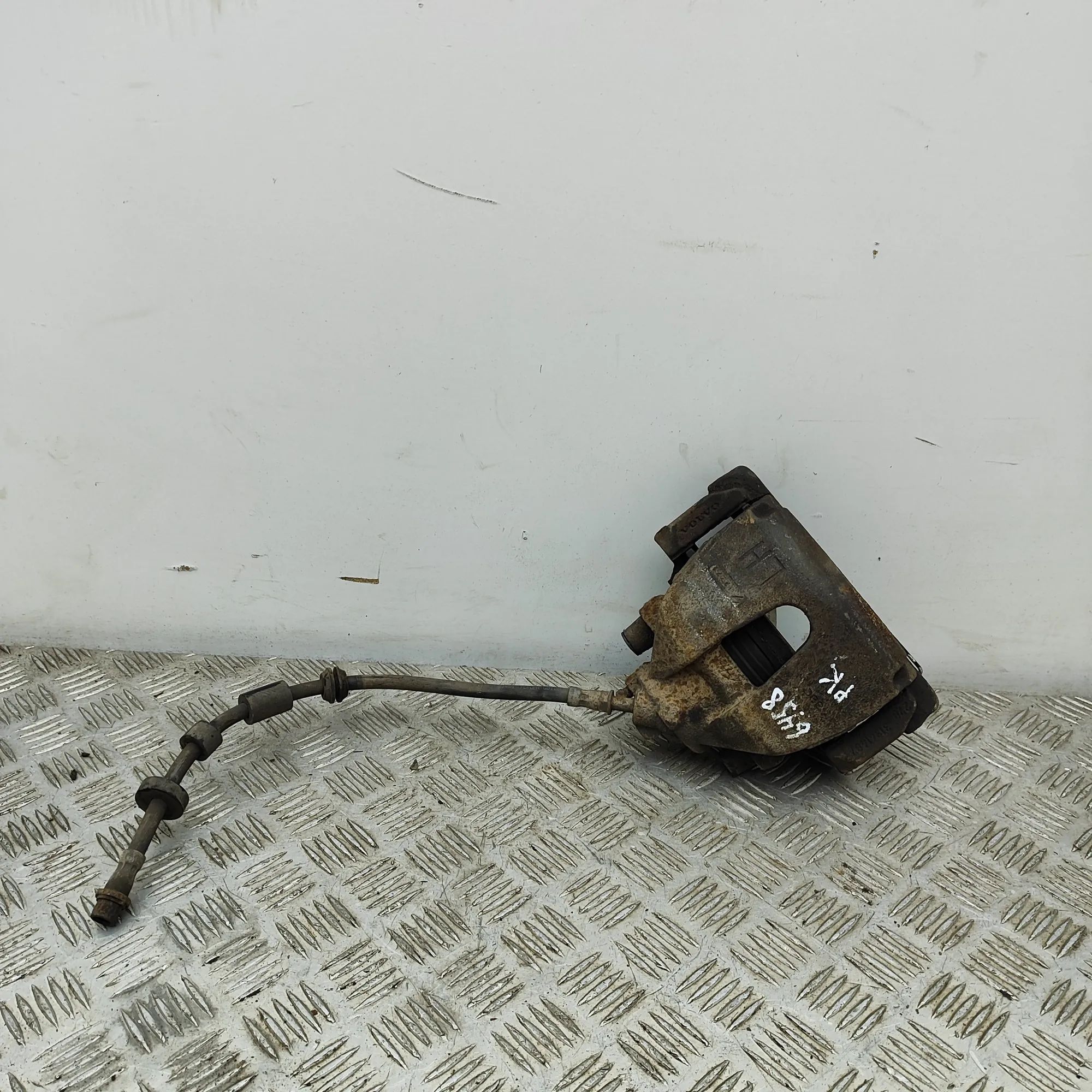 Volvo V40 Brake caliper — front left Brake caliper — front left — VOLVO V40 (Hatchba...