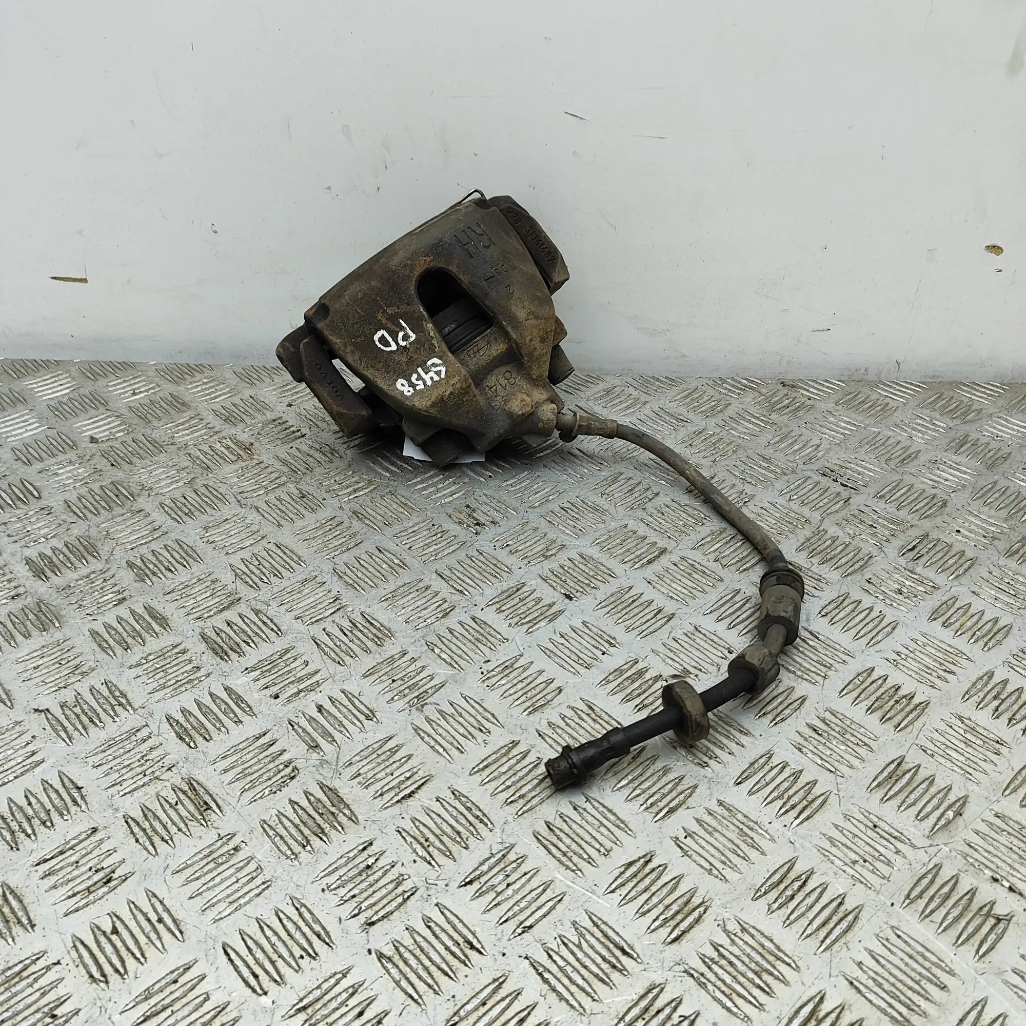 Volvo V40 Brake caliper — front right Brake caliper — front right — VOLVO V40 (Hatchb...