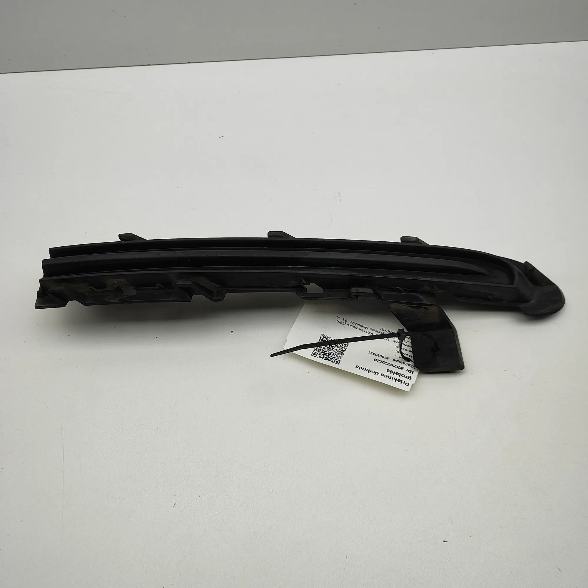 Volvo V40 Front Right Grill Front Right Grill — VOLVO V40 (Hatchback) (2012...