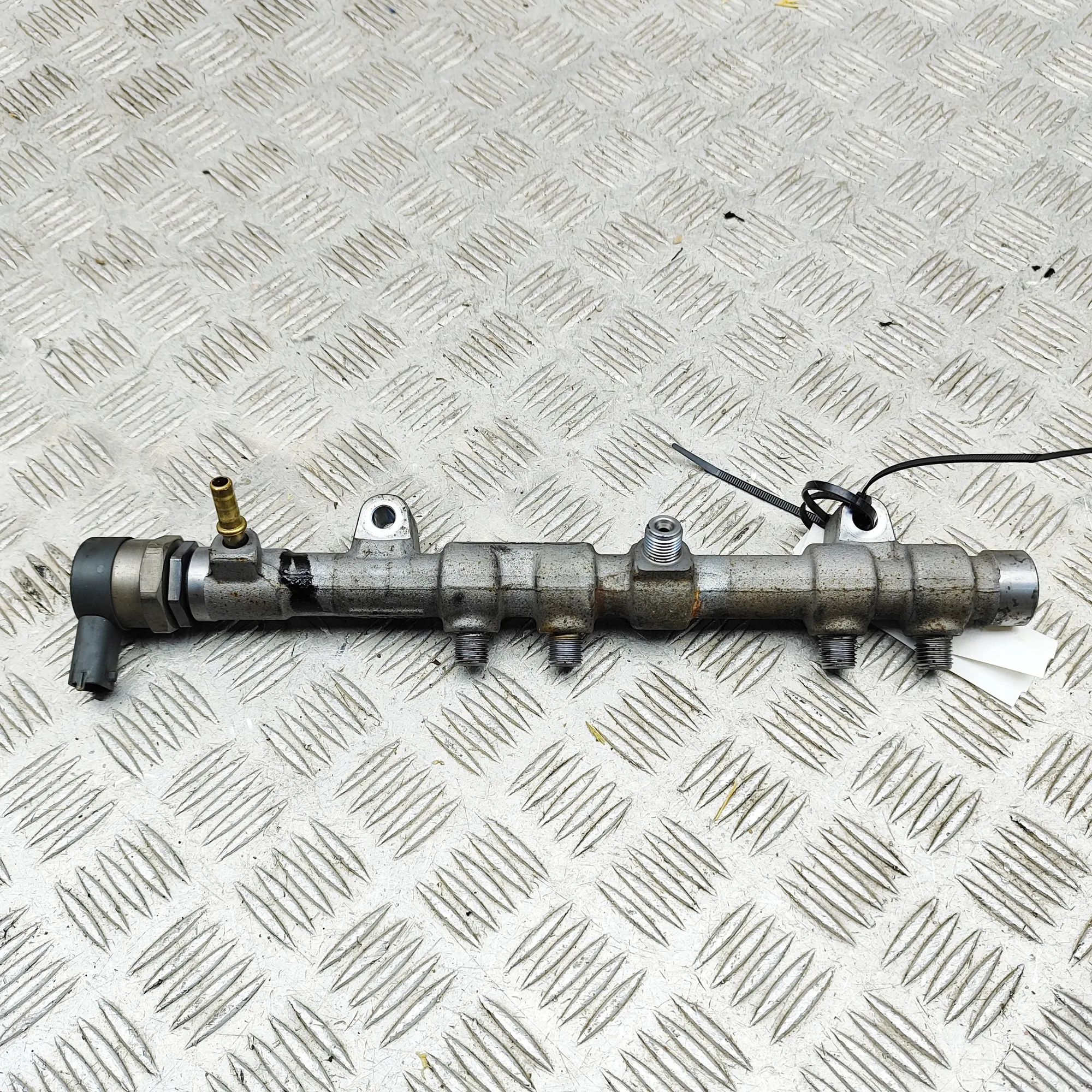 Land Rover Range Rover (L405) Fuel rail — right Fuel rail — right — LAND ROVER RANGE ROVER (IV ...