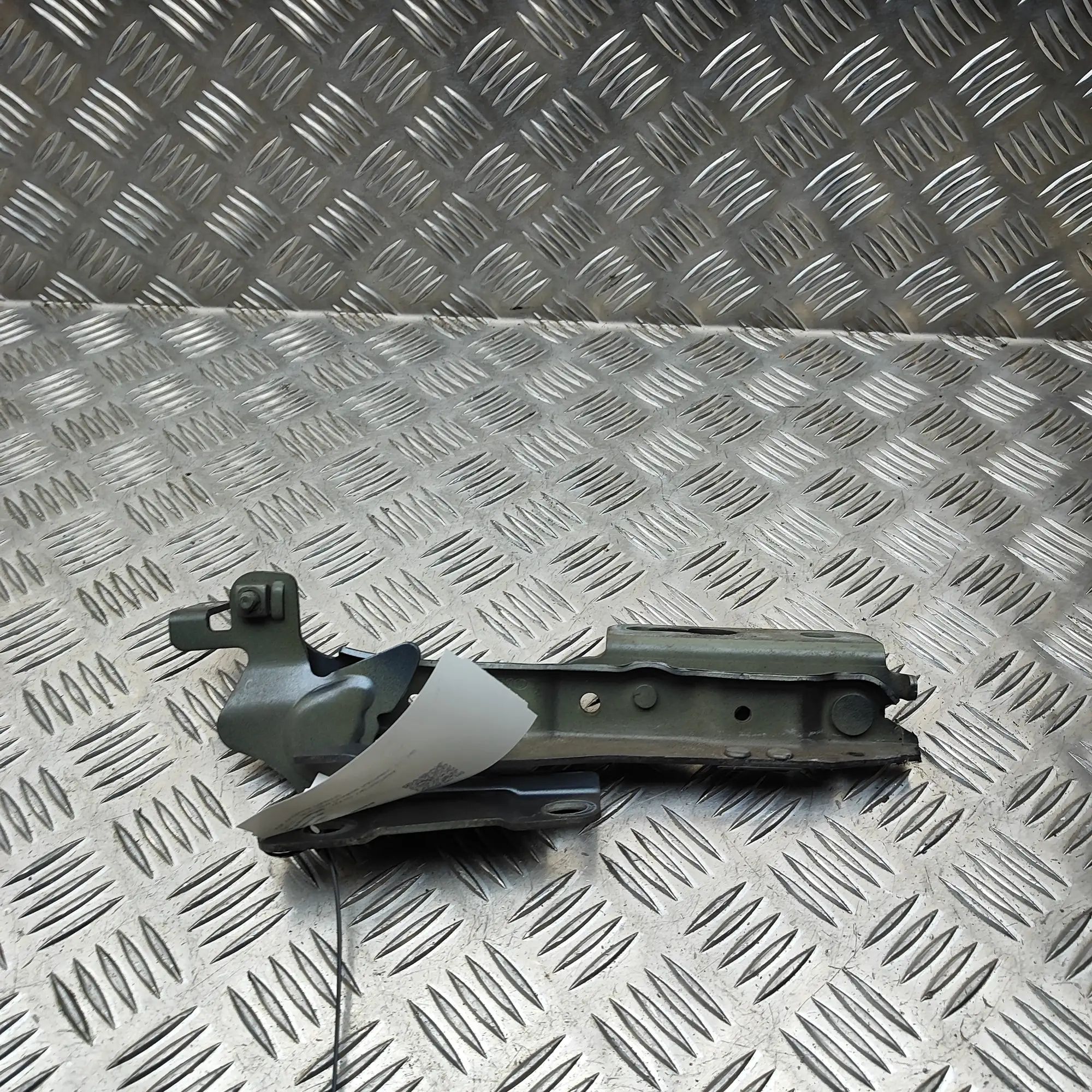 Volvo V40 Bonnet hinge — front right Bonnet hinge — front right — VOLVO V40 (Hatchba...