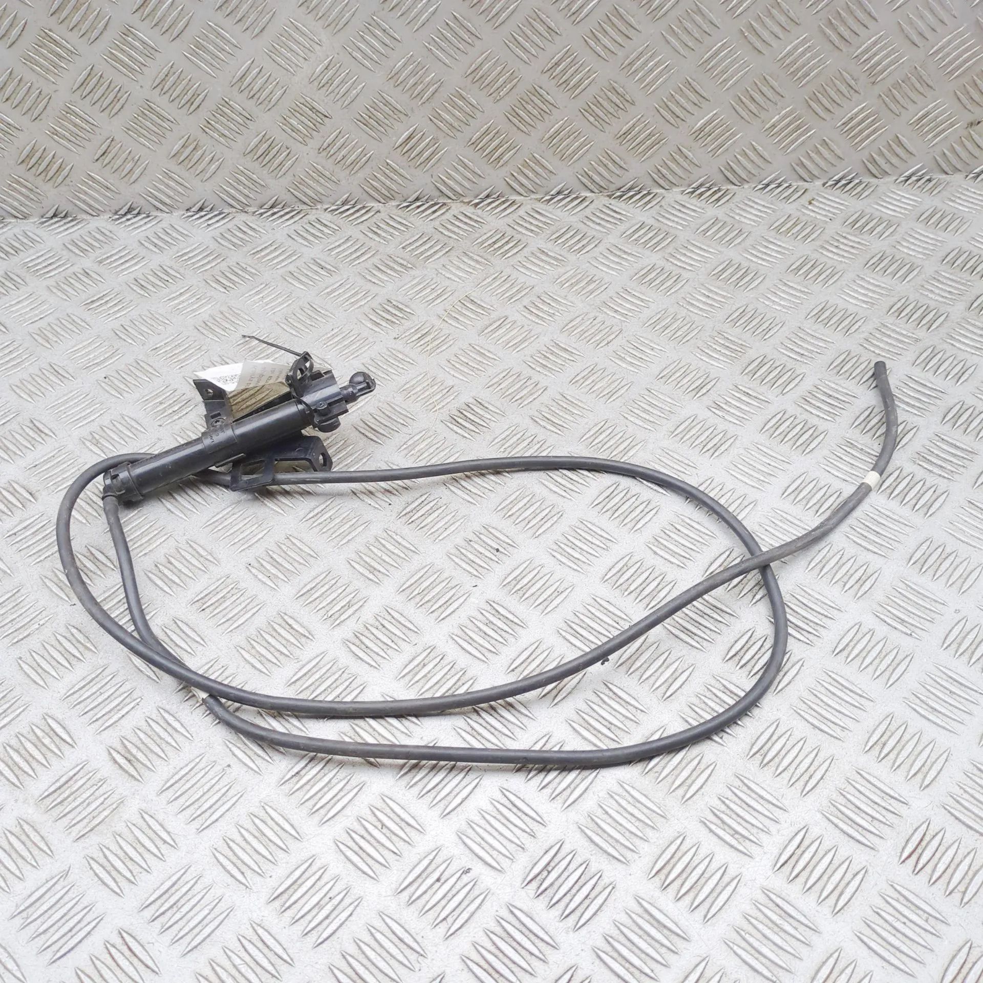 Land Rover Range Rover Evoque Headlight washer pump — left Headlight washer pump — left — LAND ROVER RANGE...