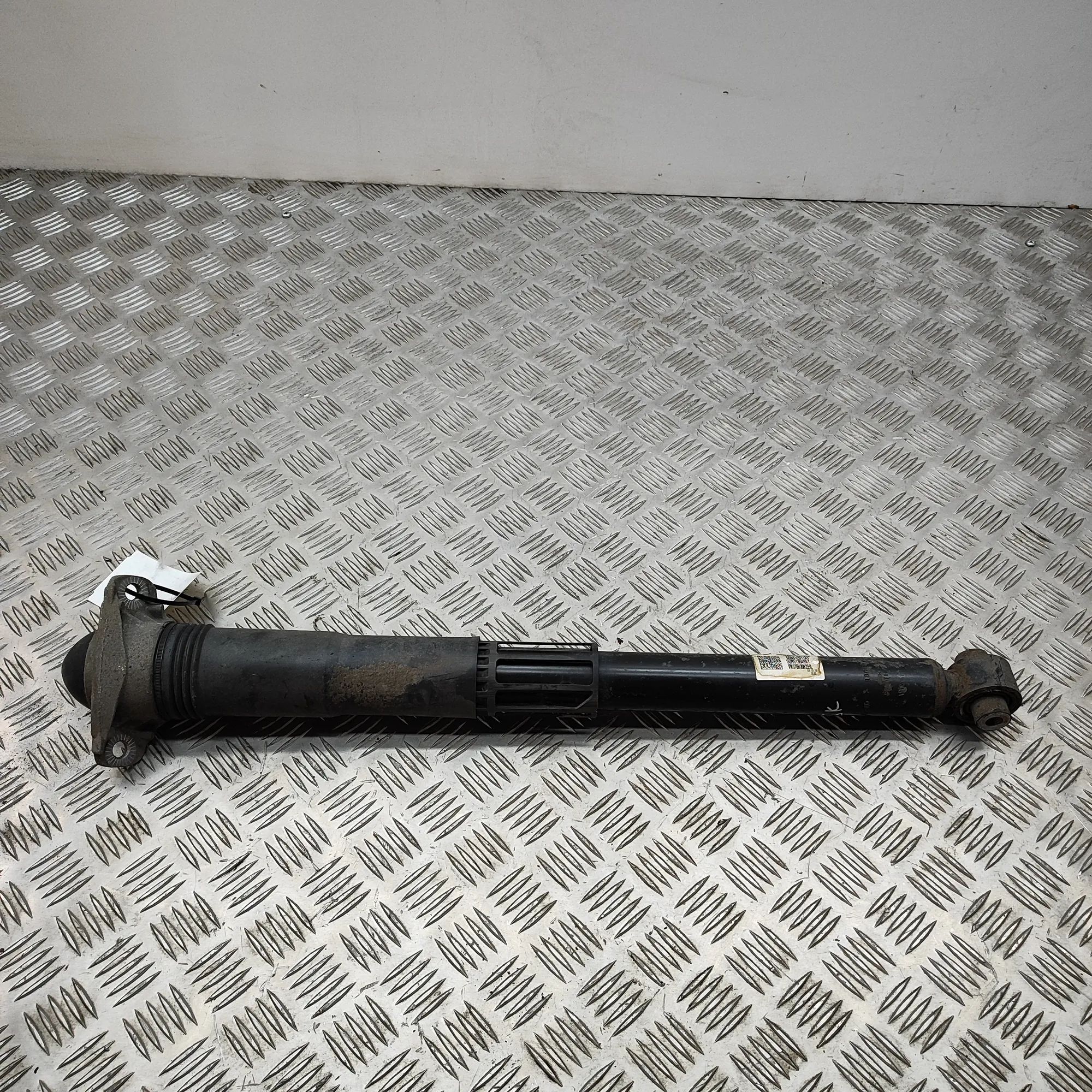Seat Tarraco Shock absorber — rear left Shock absorber — rear left — SEAT TARRACO (KN2)...