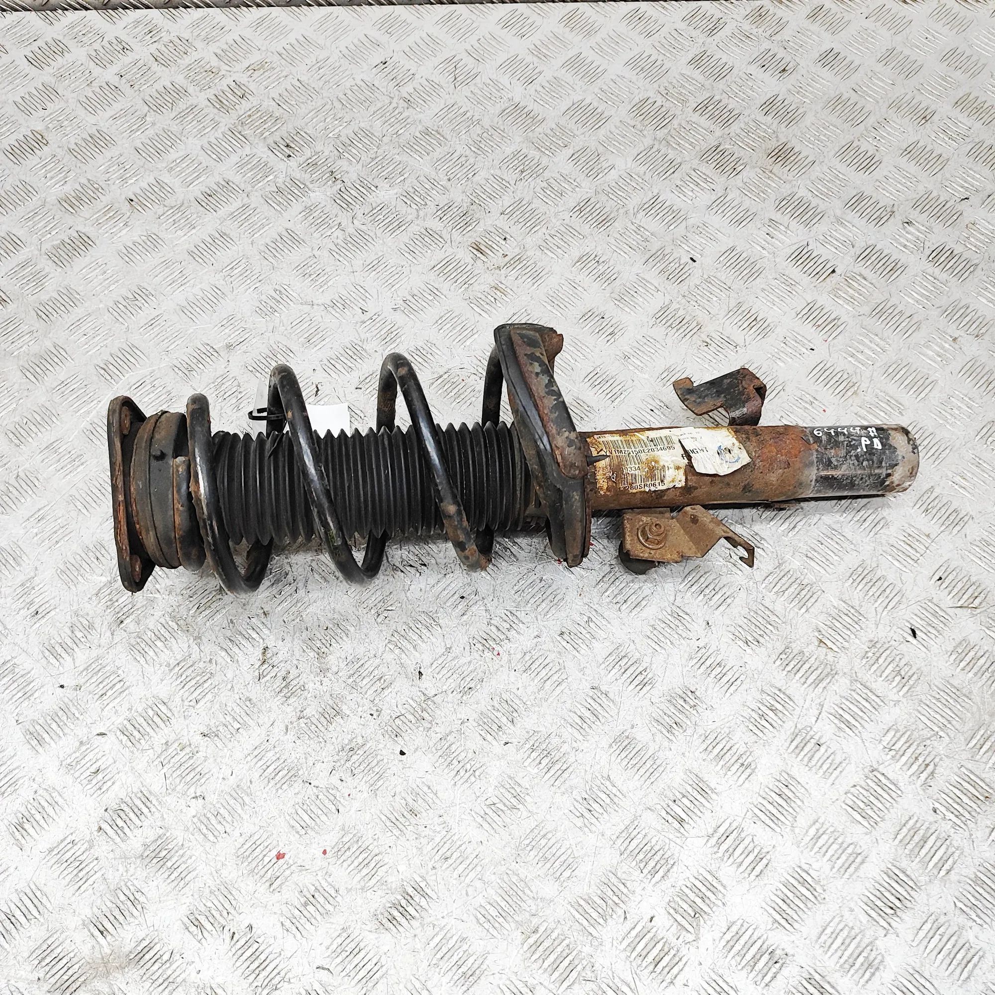 Volvo V40 Shock absorber — front right Shock absorber — front right — VOLVO V40 (Hatch...