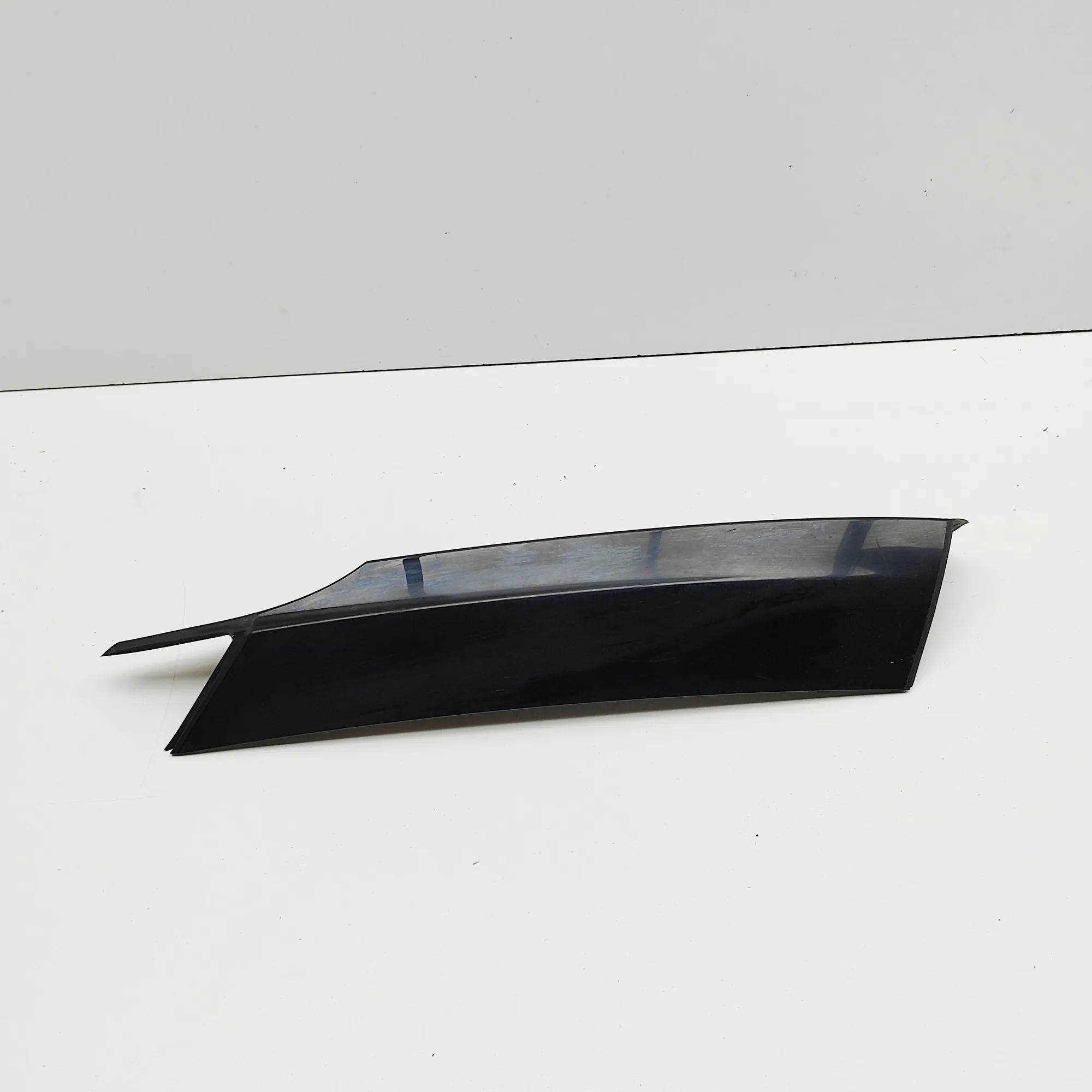 Land Rover Discovery Tailgate Bootlid Trim Tailgate Bootlid Trim — LAND ROVER DISCOVERY (V...