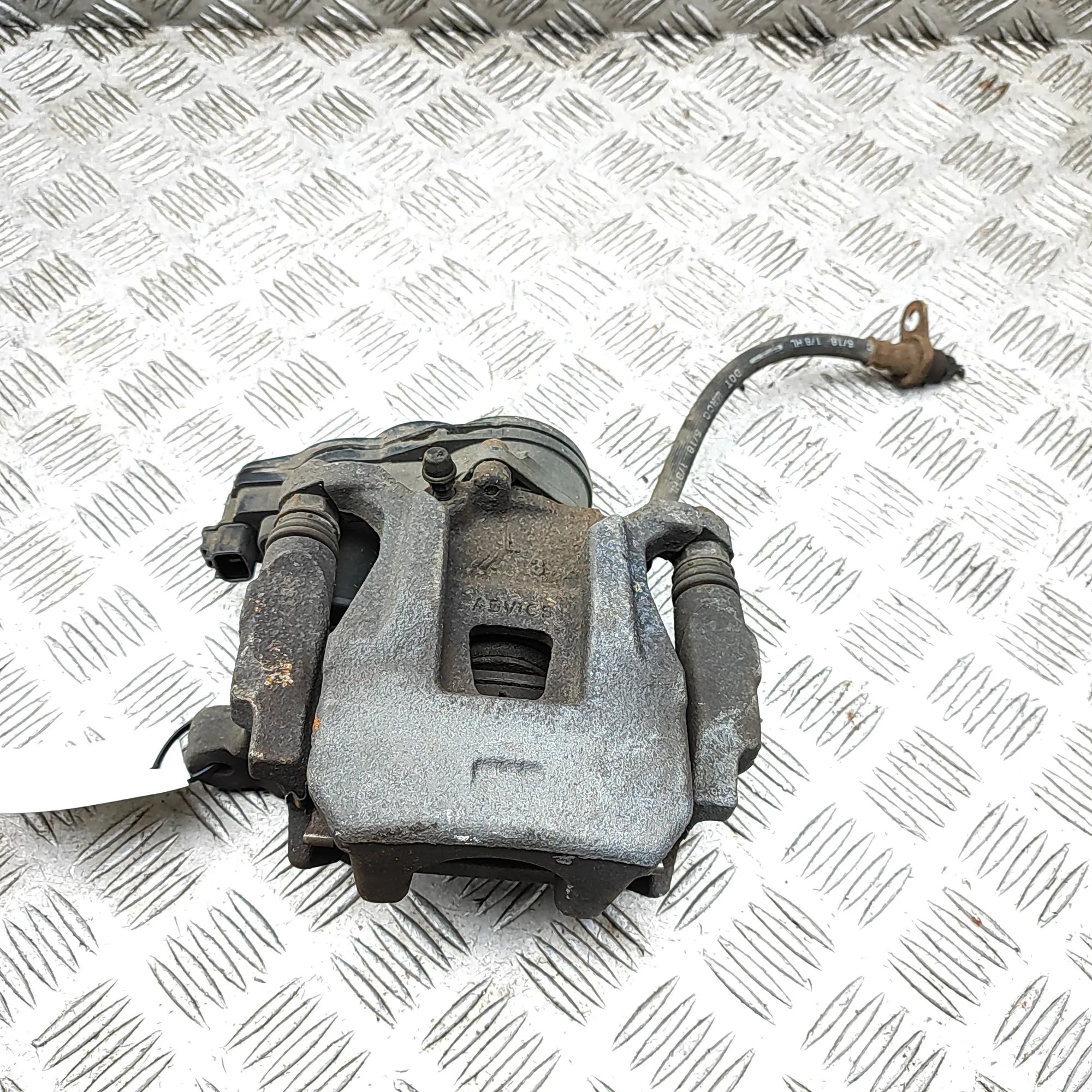 Mitsubishi Outlander Brake caliper — rear left Brake caliper — rear left — MITSUBISHI OUTLANDE...