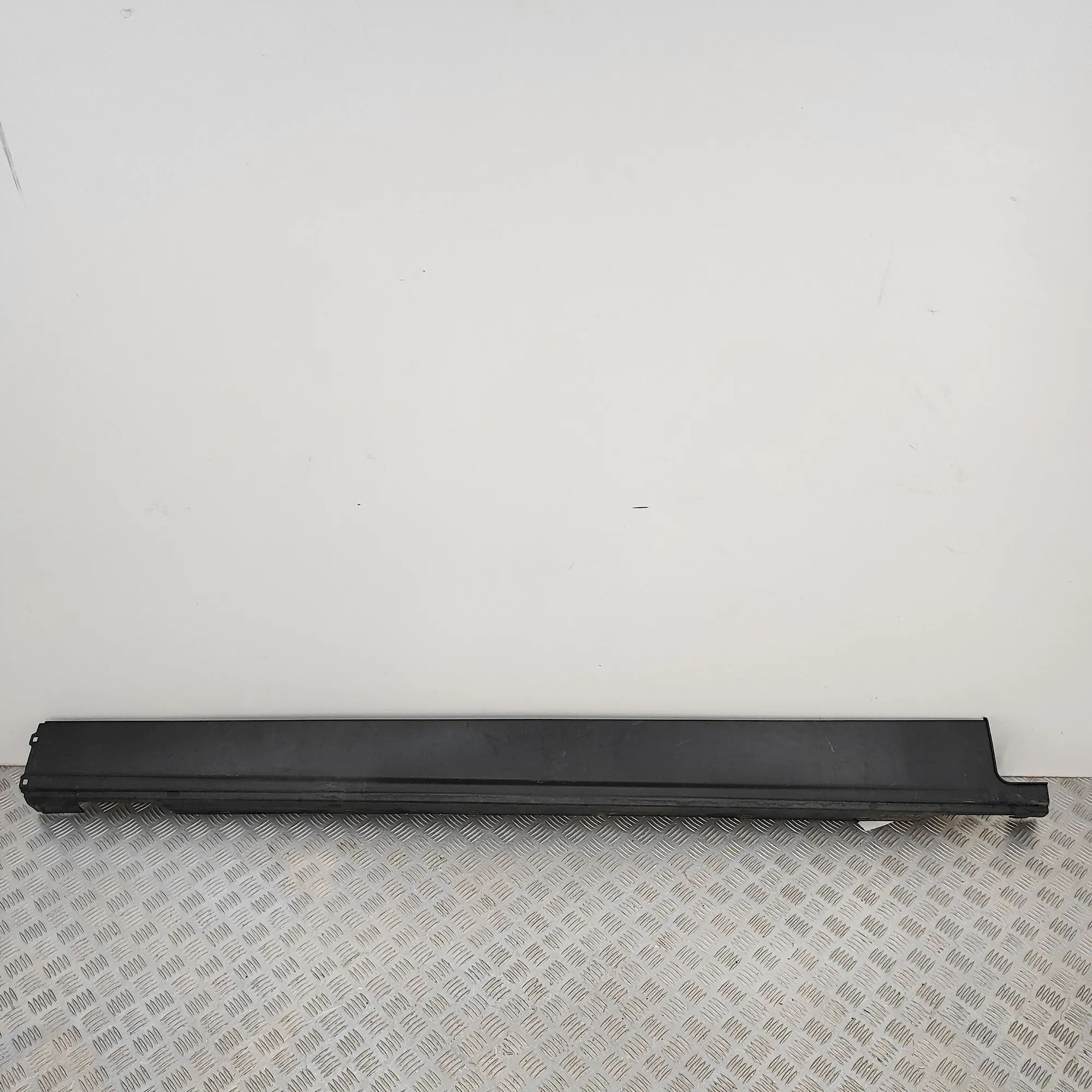 Land Rover Discovery Right Side Plastic Sideskirt Cover Right Side Plastic Sideskirt Cover — LAND ROVER...